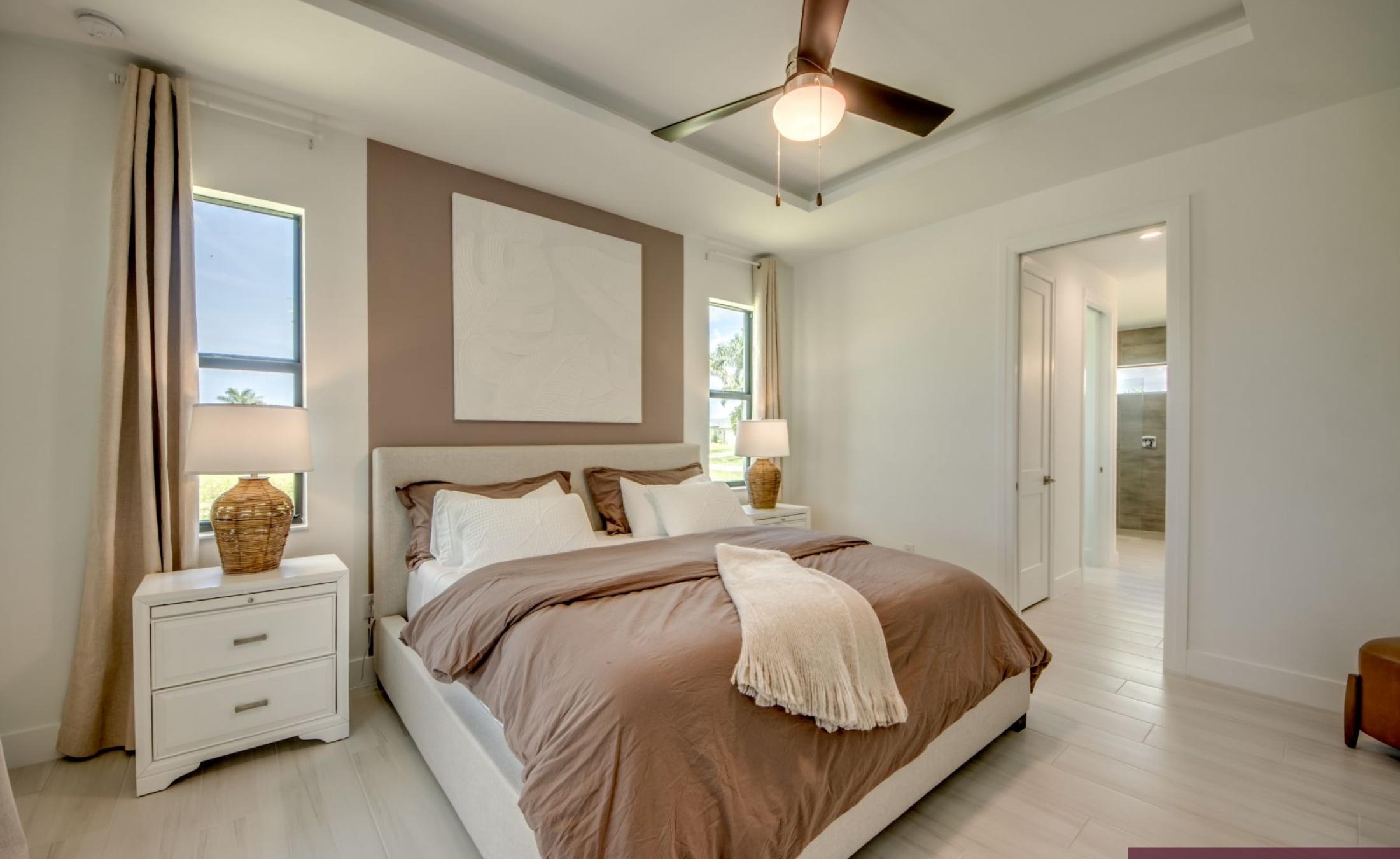 Sonnige Poolterrasse mit Blick auf den Frischwasserkanal.