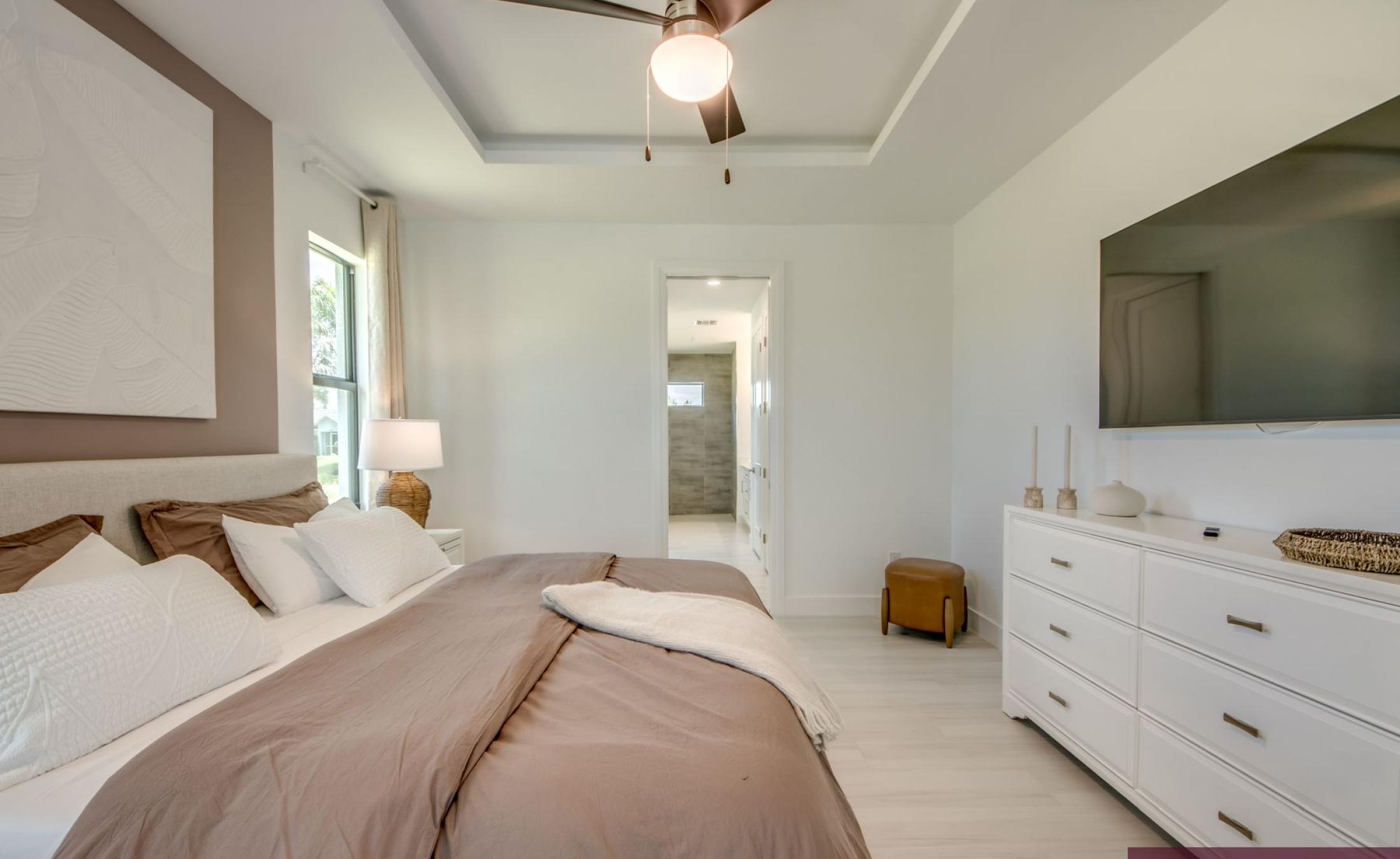 Südseitige Poolterrasse mit Blick auf den Frischwasserkanal.