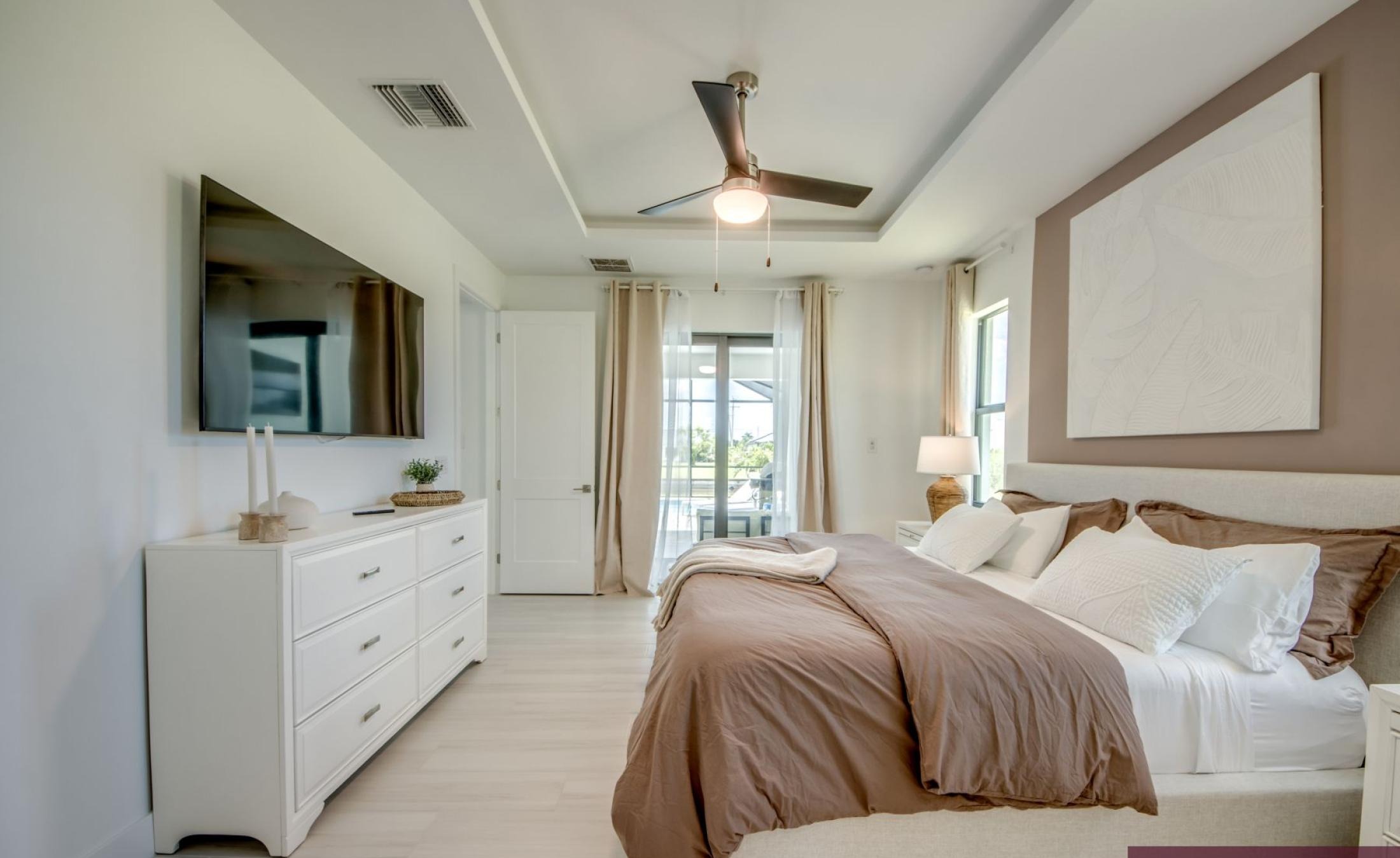 Sonnige Poolterrasse mit beheiztem Pool und Whirlpool am Frischwasserkanal.