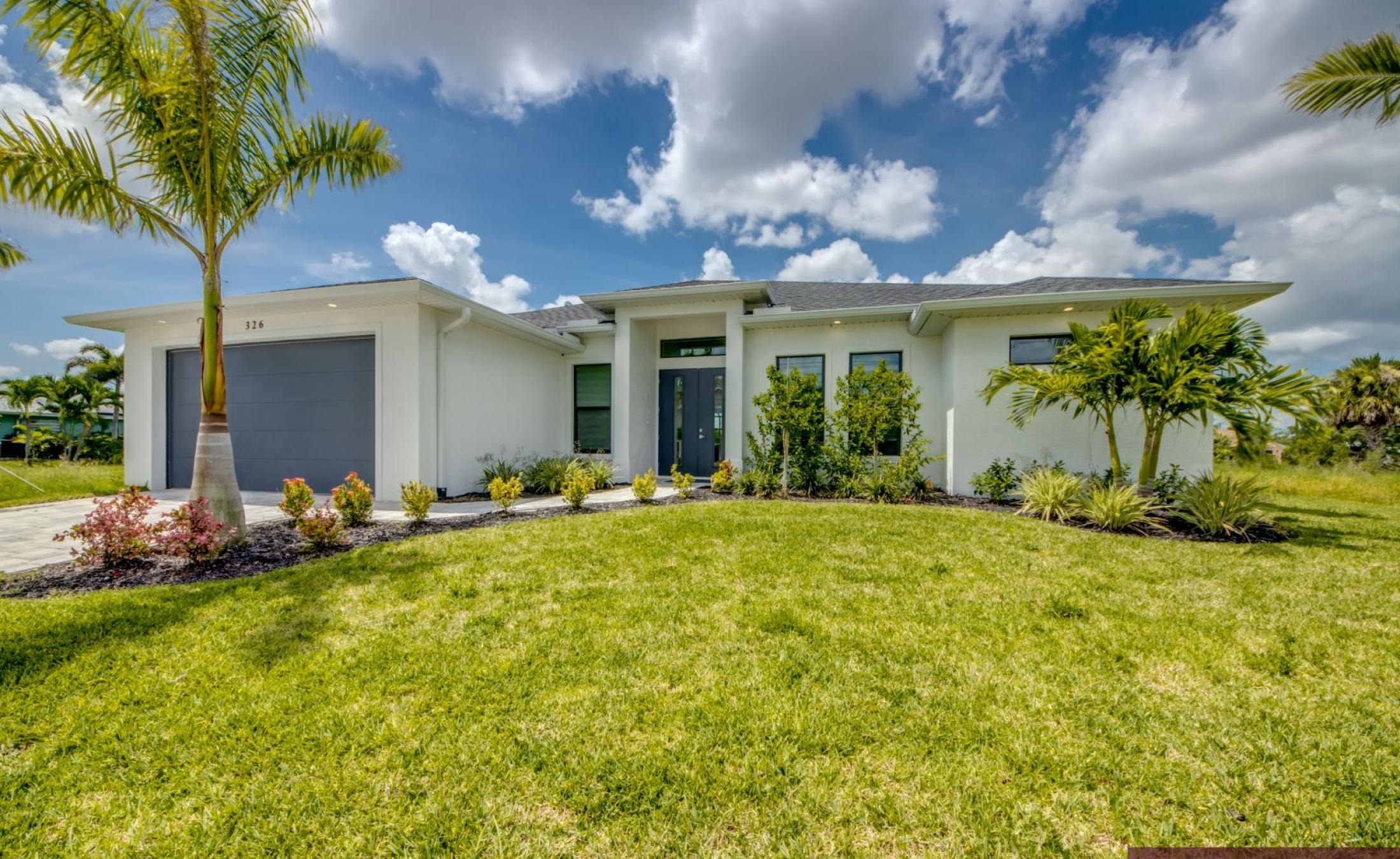 Sonnige Poolterrasse mit beheiztem Pool und Whirlpool am Frischwasserkanal.