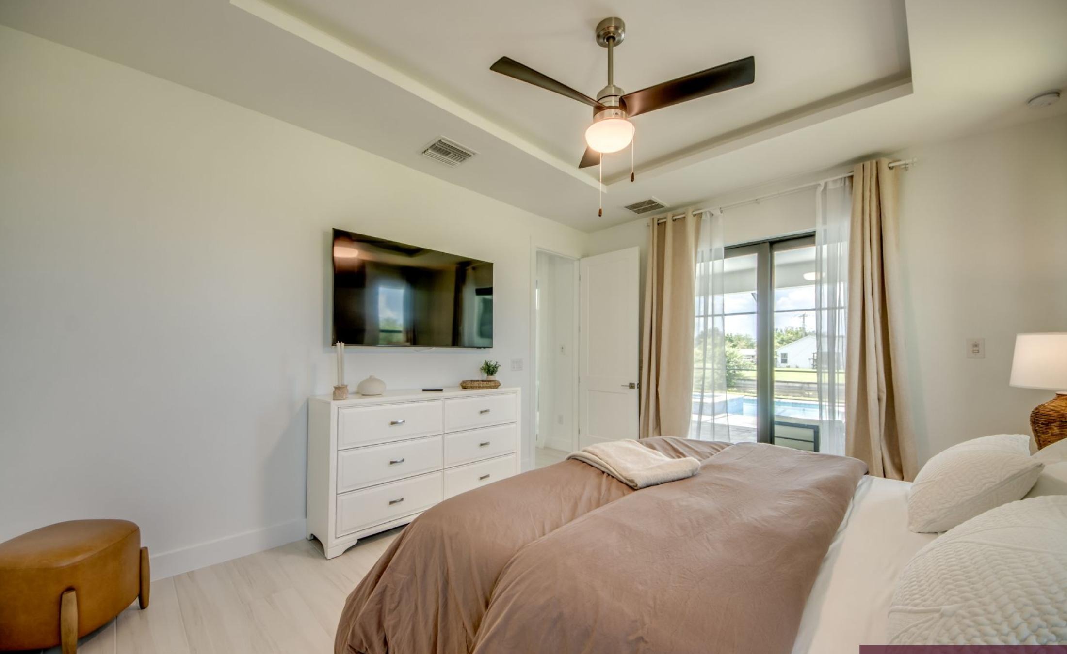 Sonnige Poolterrasse mit Blick auf den Frischwasserkanal.