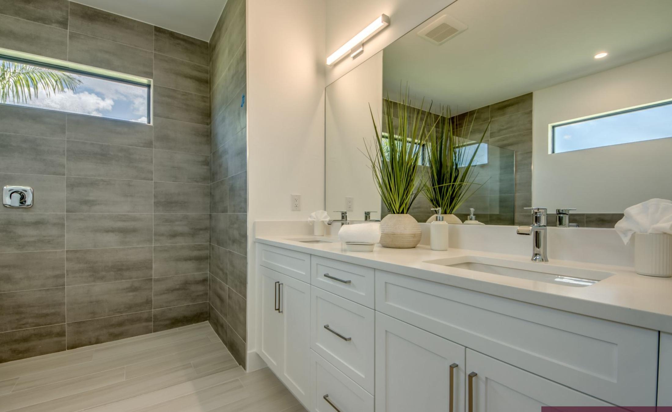 Sonnige Poolterrasse mit Blick auf den Frischwasserkanal.