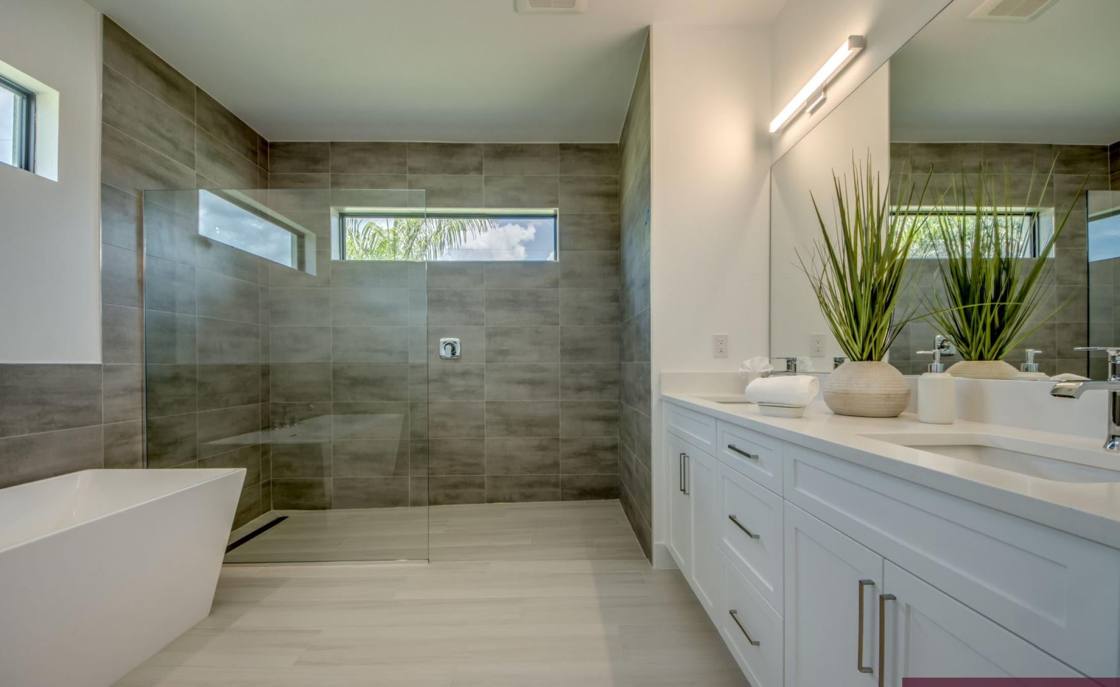 Sonnige Poolterrasse mit beheiztem Pool und Whirlpool am Frischwasserkanal.