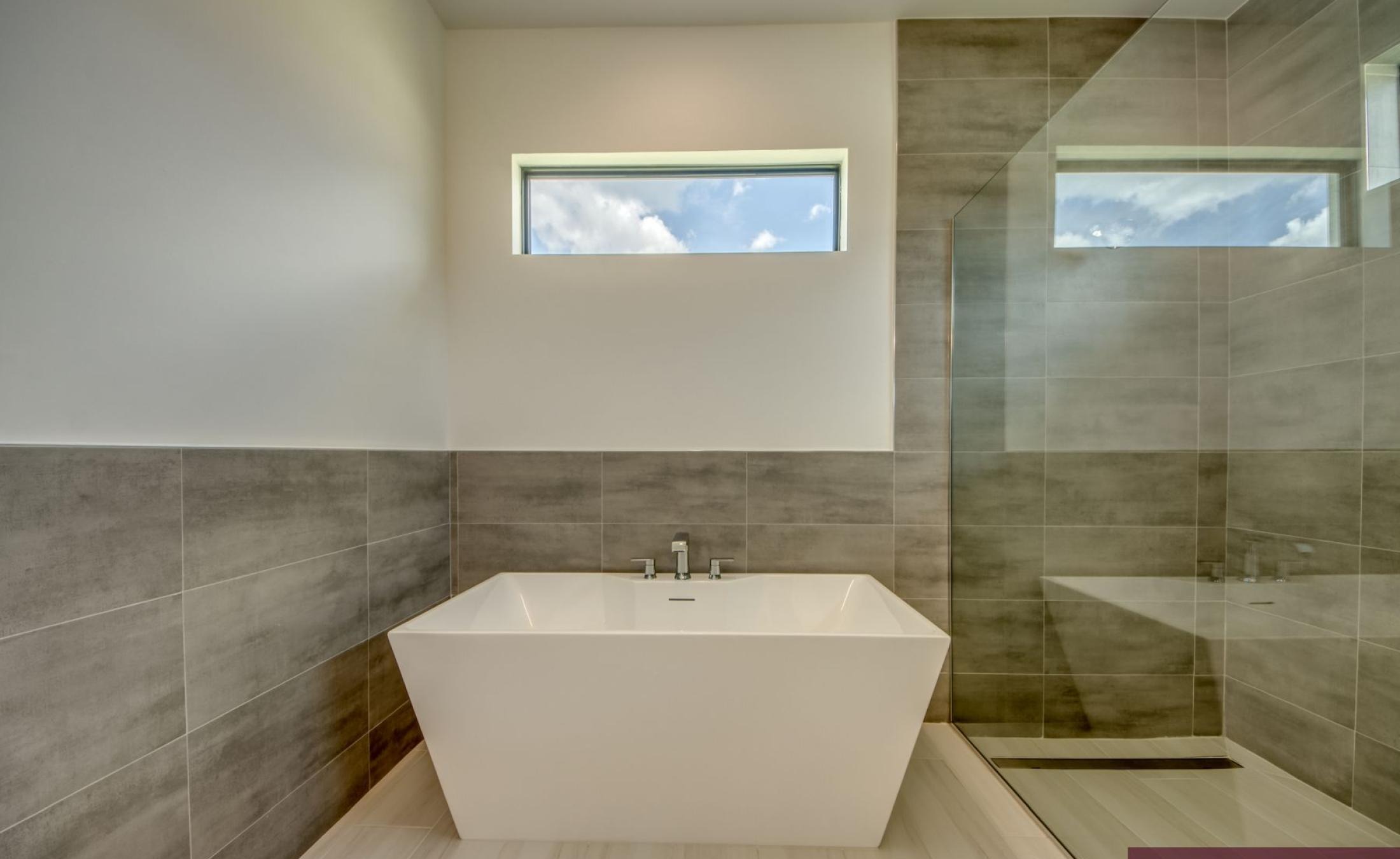 Südseitige Poolterrasse mit Blick auf den Frischwasserkanal.