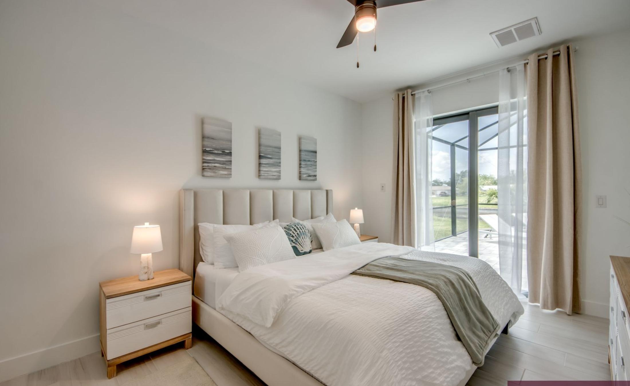 Sonnige Poolterrasse mit Blick auf den Frischwasserkanal.