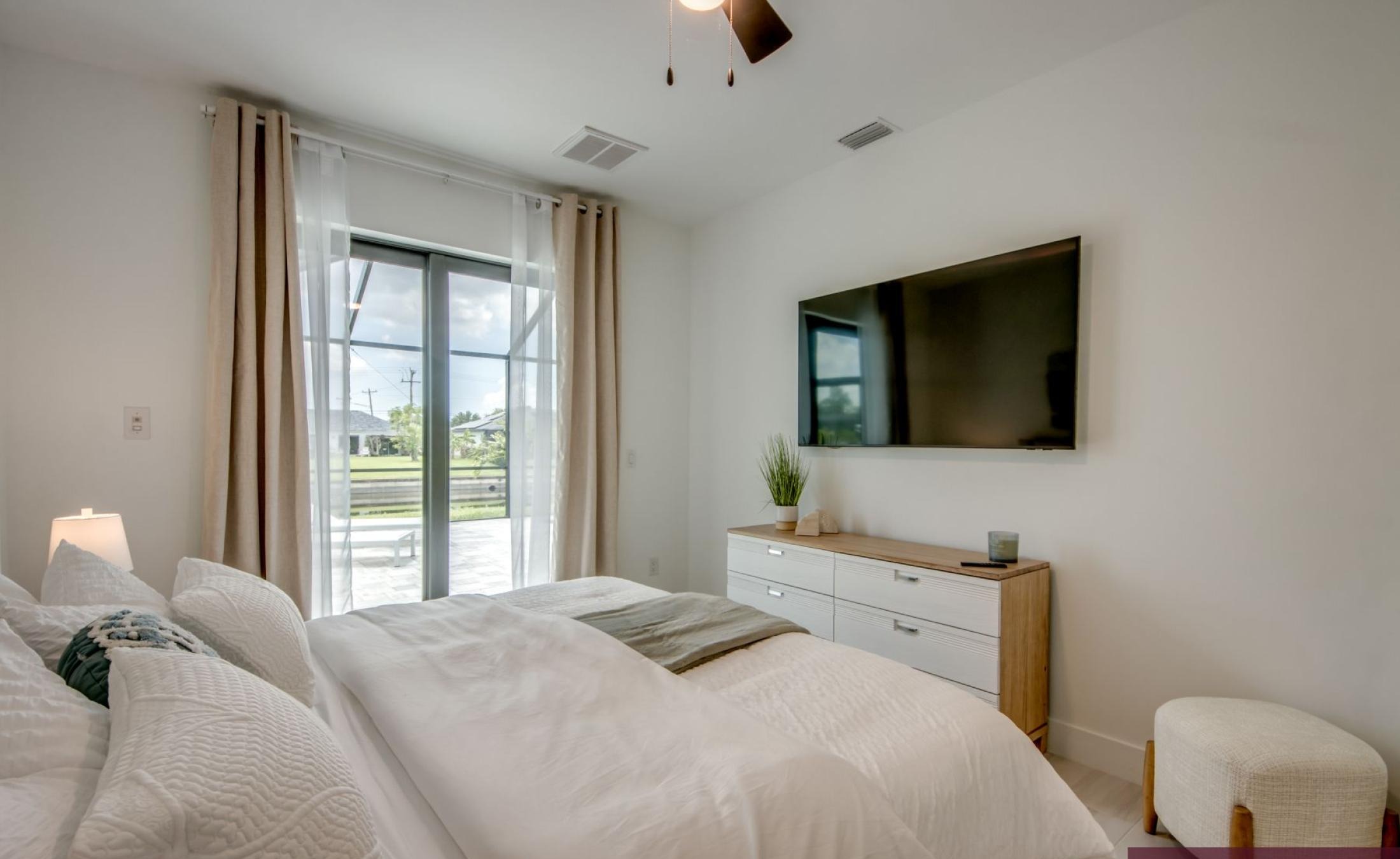 Sonnige Poolterrasse mit Blick auf den Frischwasserkanal.