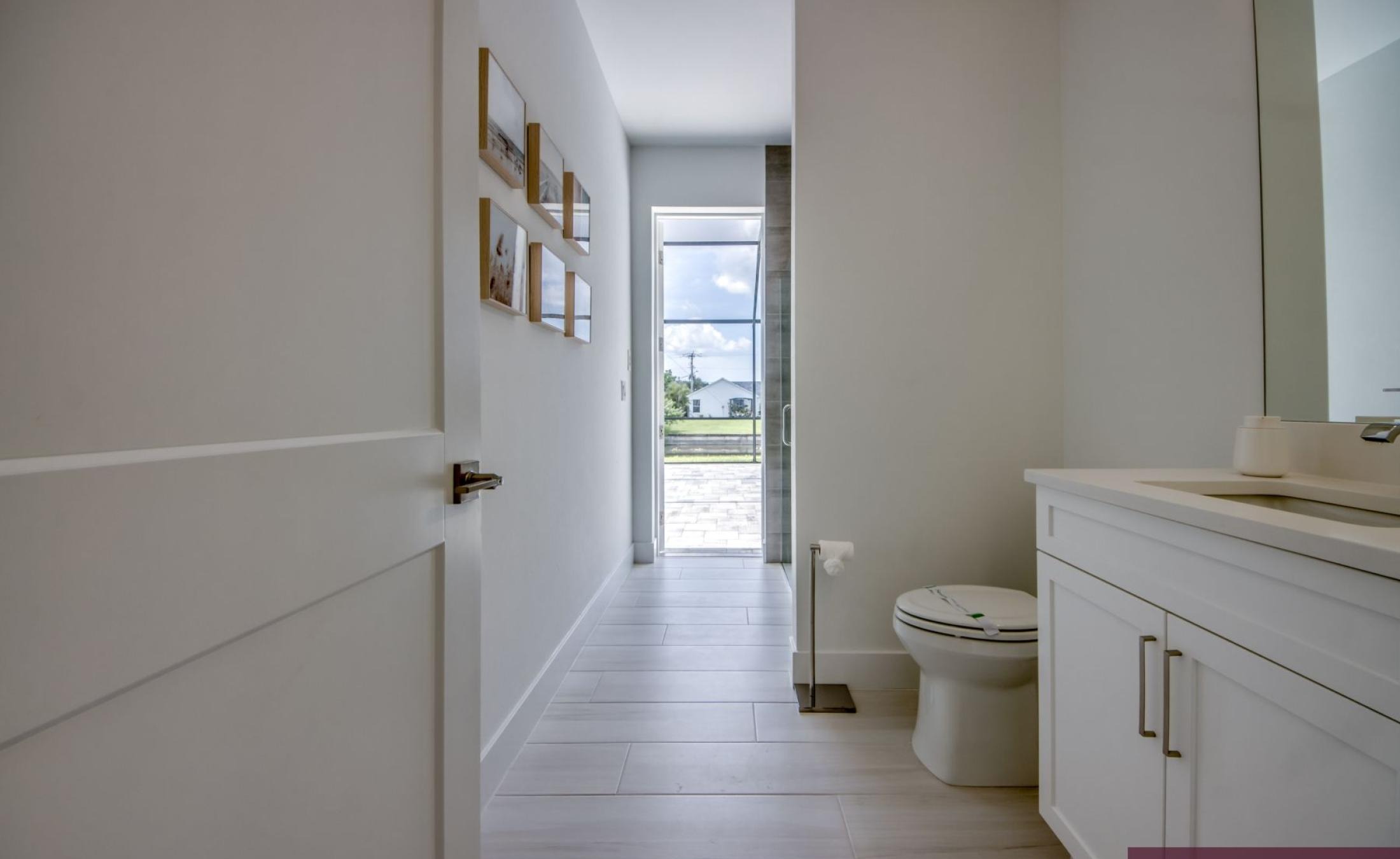 Südseitige Poolterrasse mit Blick auf den Frischwasserkanal.