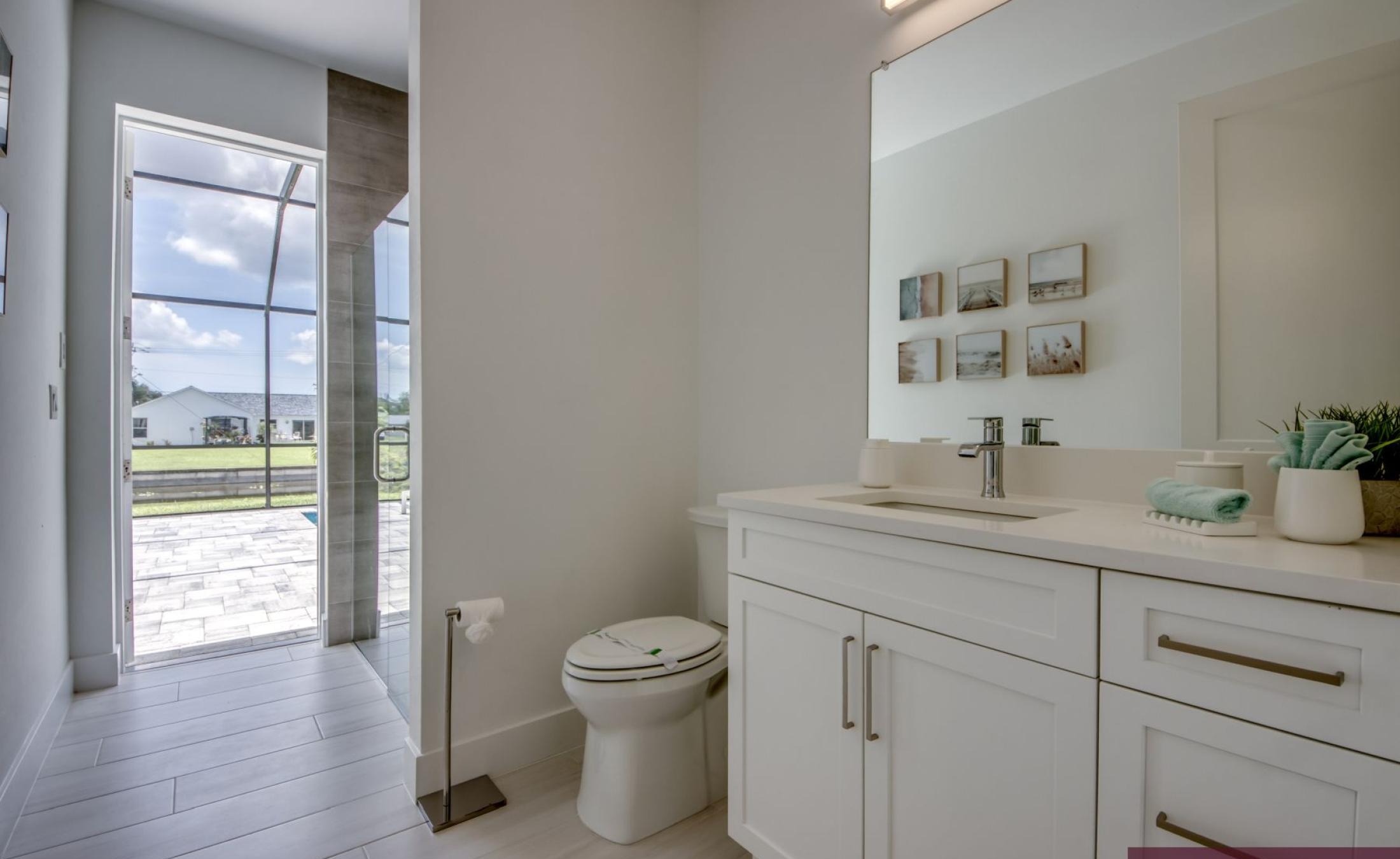 Sonnige Poolterrasse mit beheiztem Pool und Whirlpool am Frischwasserkanal.