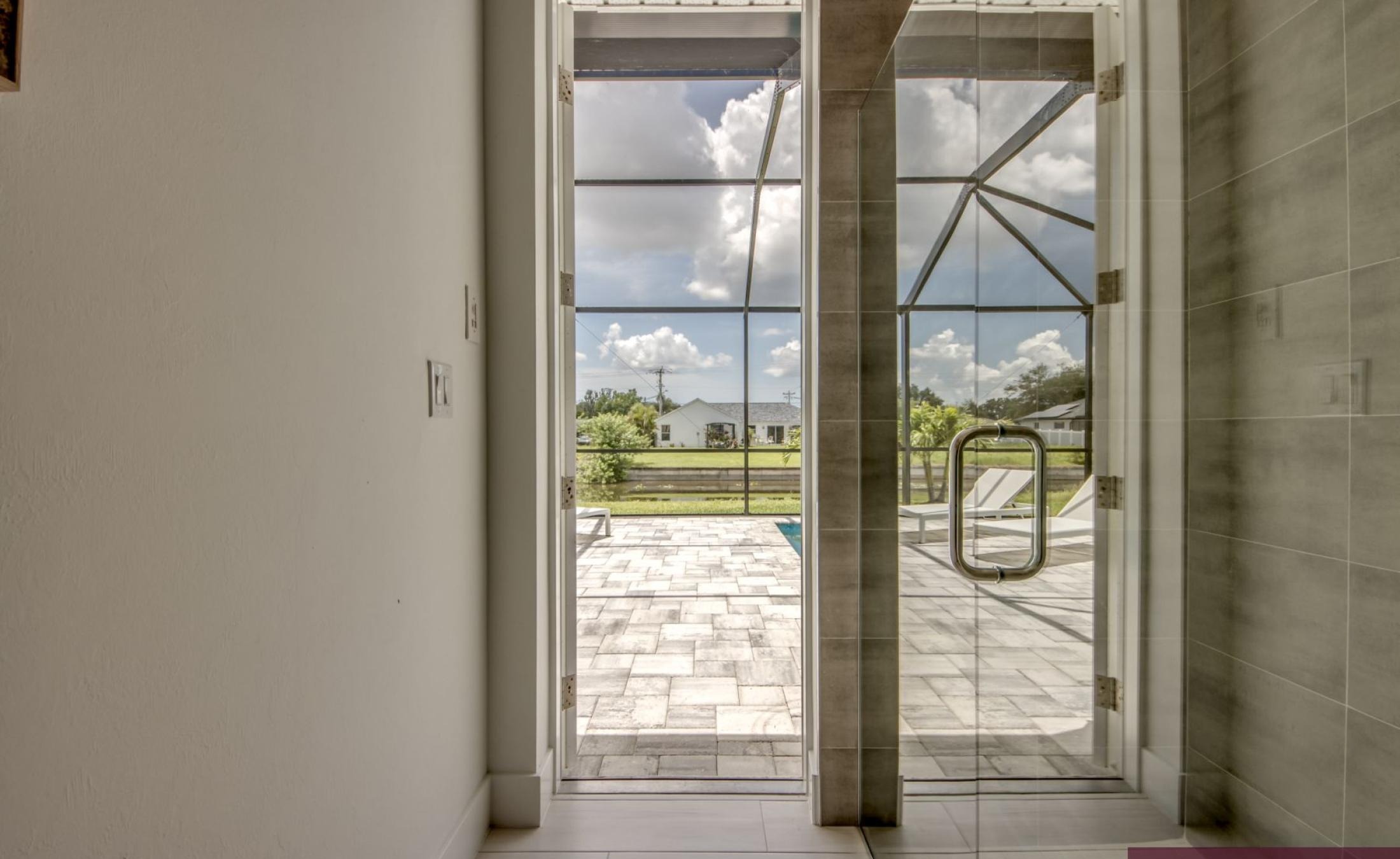 Südseitige Poolterrasse mit Blick auf den Frischwasserkanal.