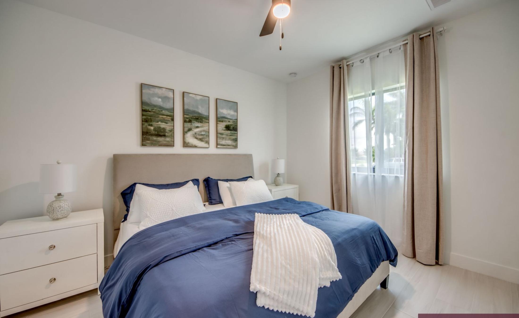 Sonnige Poolterrasse mit beheiztem Pool und Whirlpool am Frischwasserkanal.