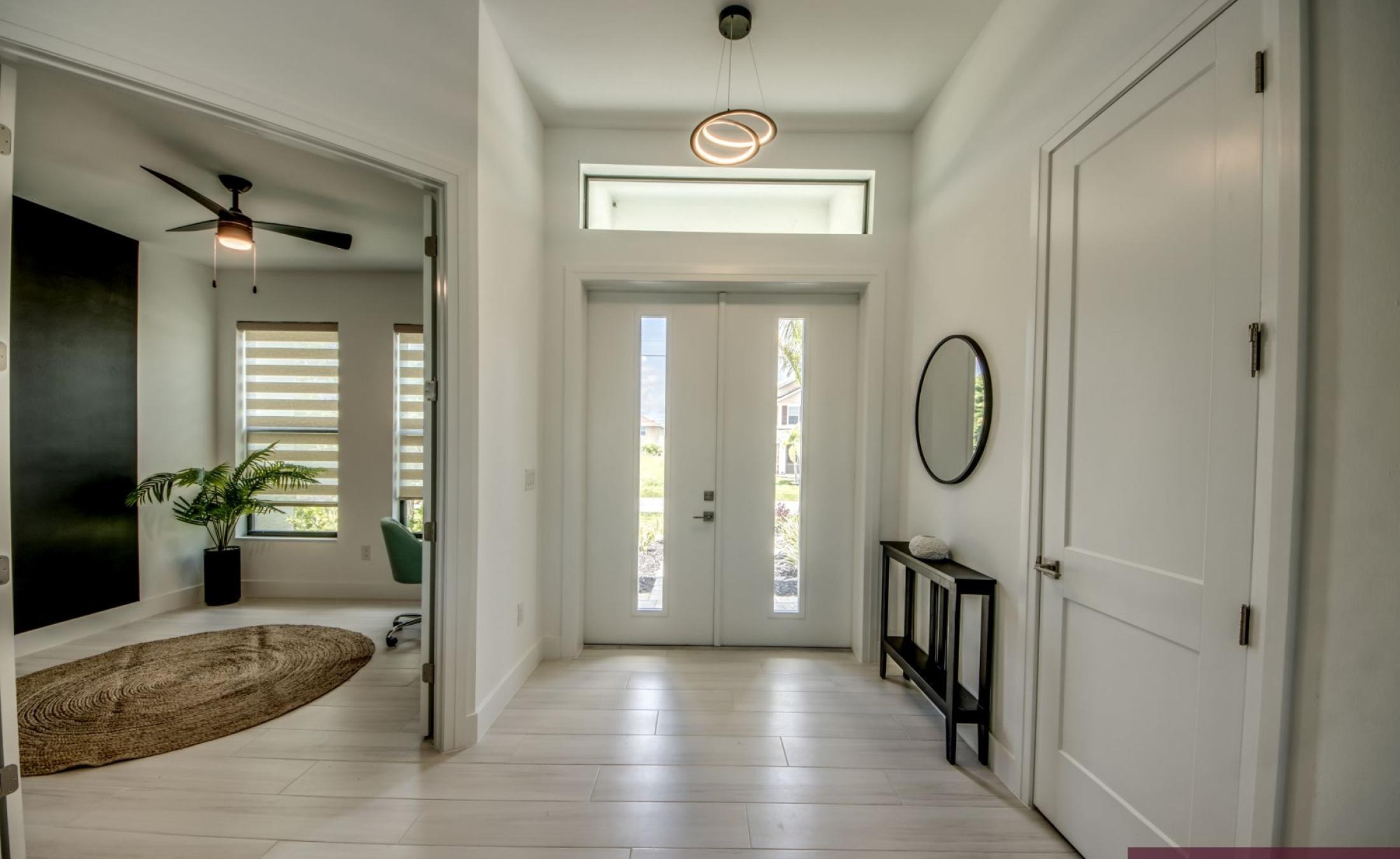 Südseitige Poolterrasse mit Blick auf den Frischwasserkanal.