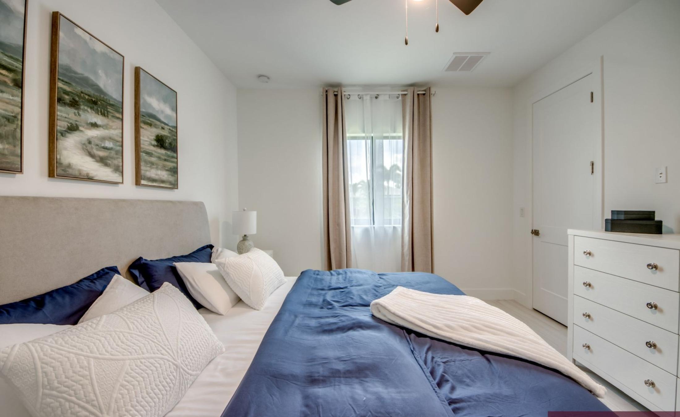 Südseitige Poolterrasse mit beheiztem Pool und Whirlpool am Frischwasserkanal.