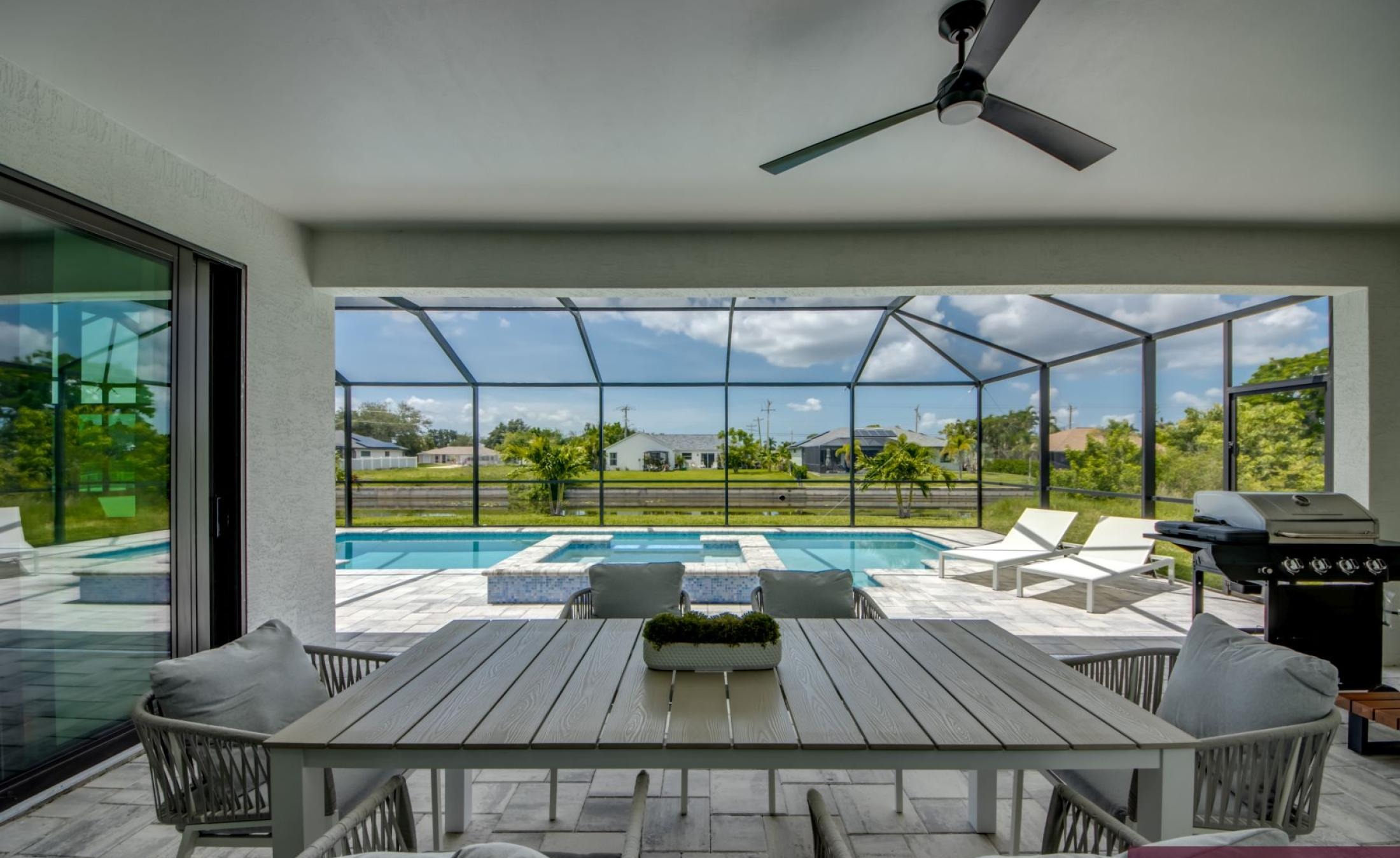 Sonnige Poolterrasse mit Blick auf den Frischwasserkanal.