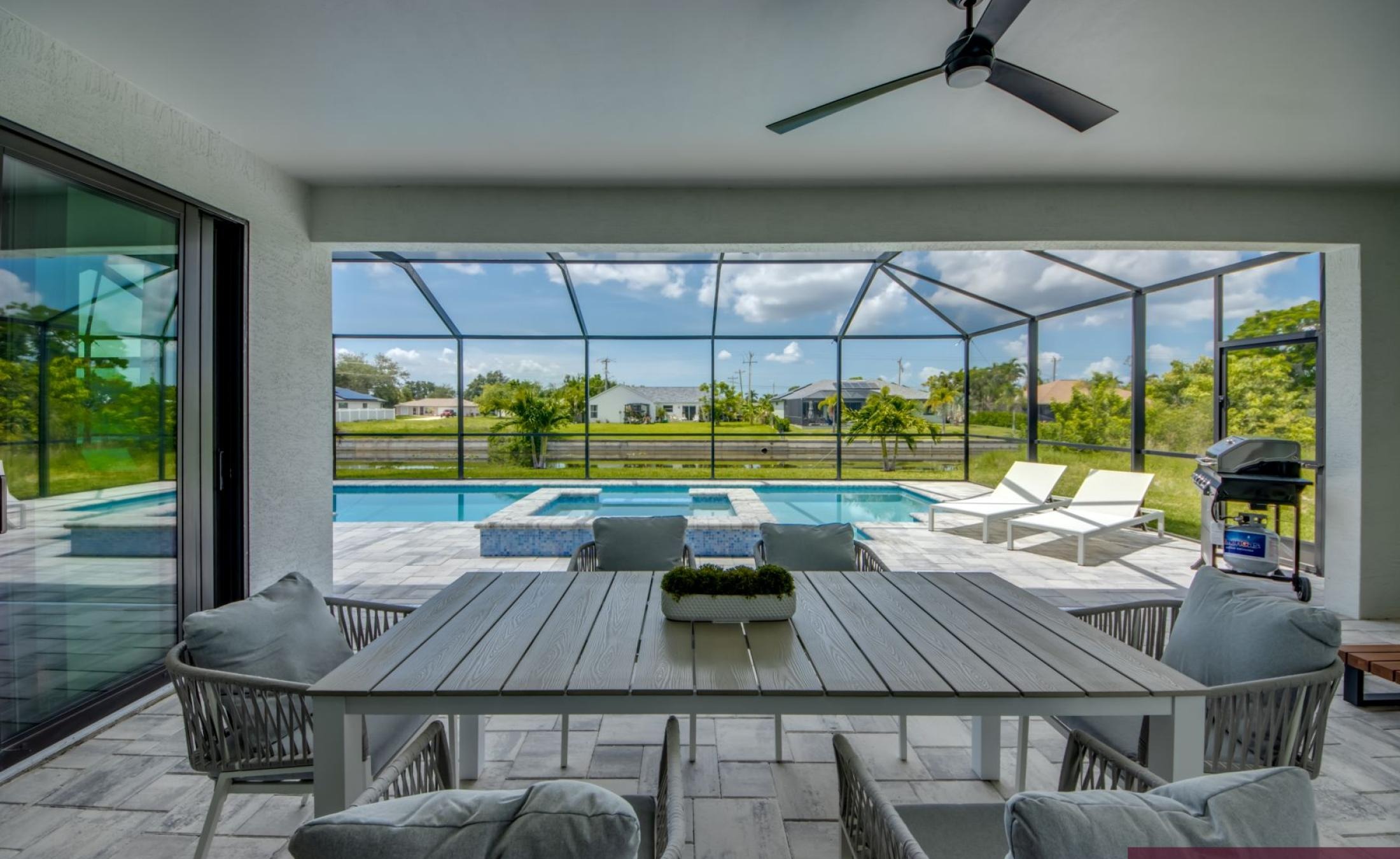 Sonnige Poolterrasse mit Blick auf den Frischwasserkanal.