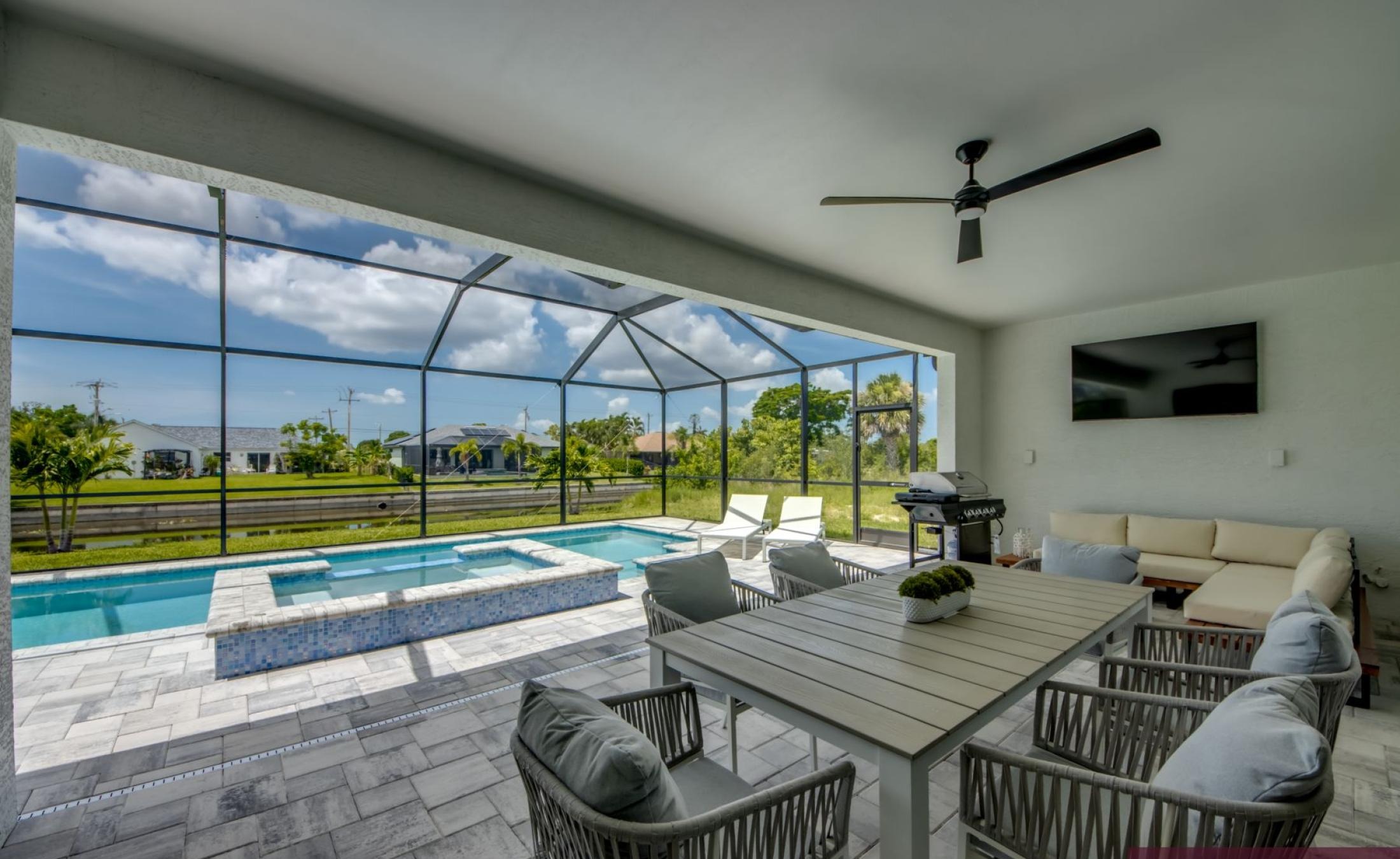 Sonnige Poolterrasse mit Blick auf den Frischwasserkanal.