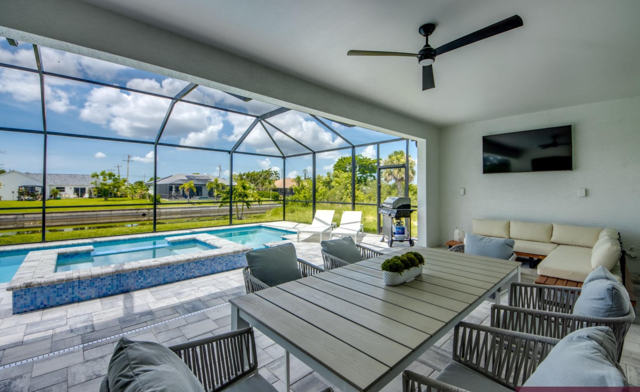 Sonnige Poolterrasse mit Blick auf den Frischwasserkanal.