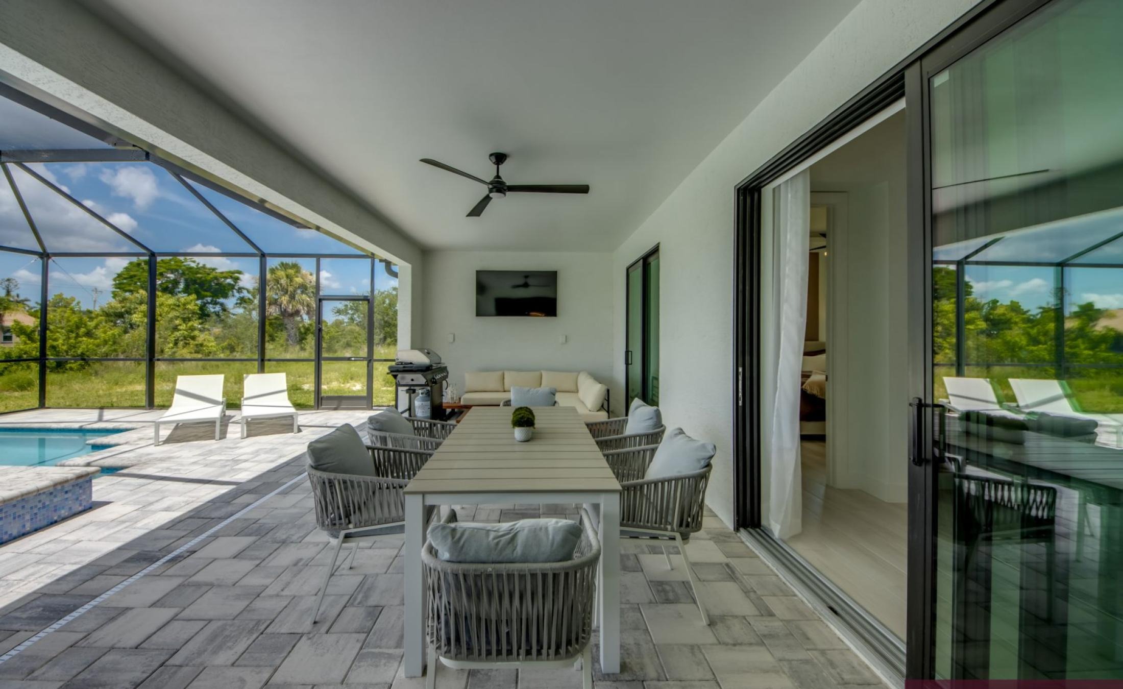 Sonnige Poolterrasse in Südlage mit Blick auf den Frischwasserkanal.