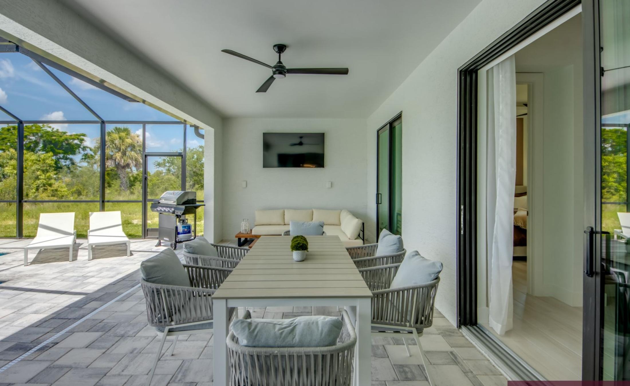 Sonnige Poolterrasse mit beheiztem Pool und Whirlpool am Frischwasserkanal.