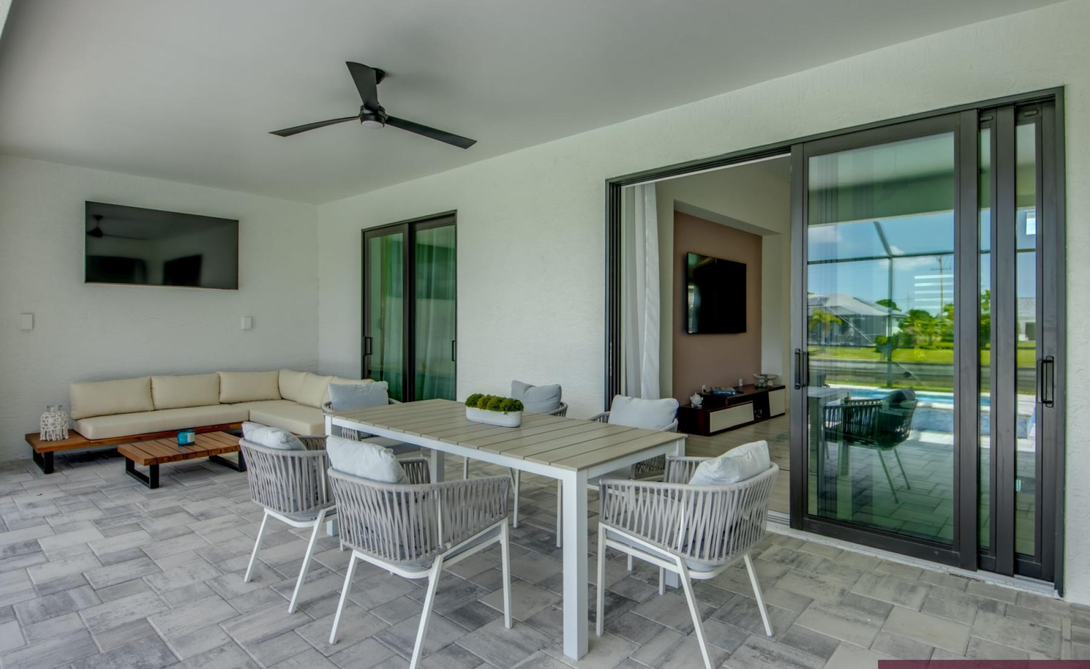 Südseitige Poolterrasse mit Blick auf den Frischwasserkanal.