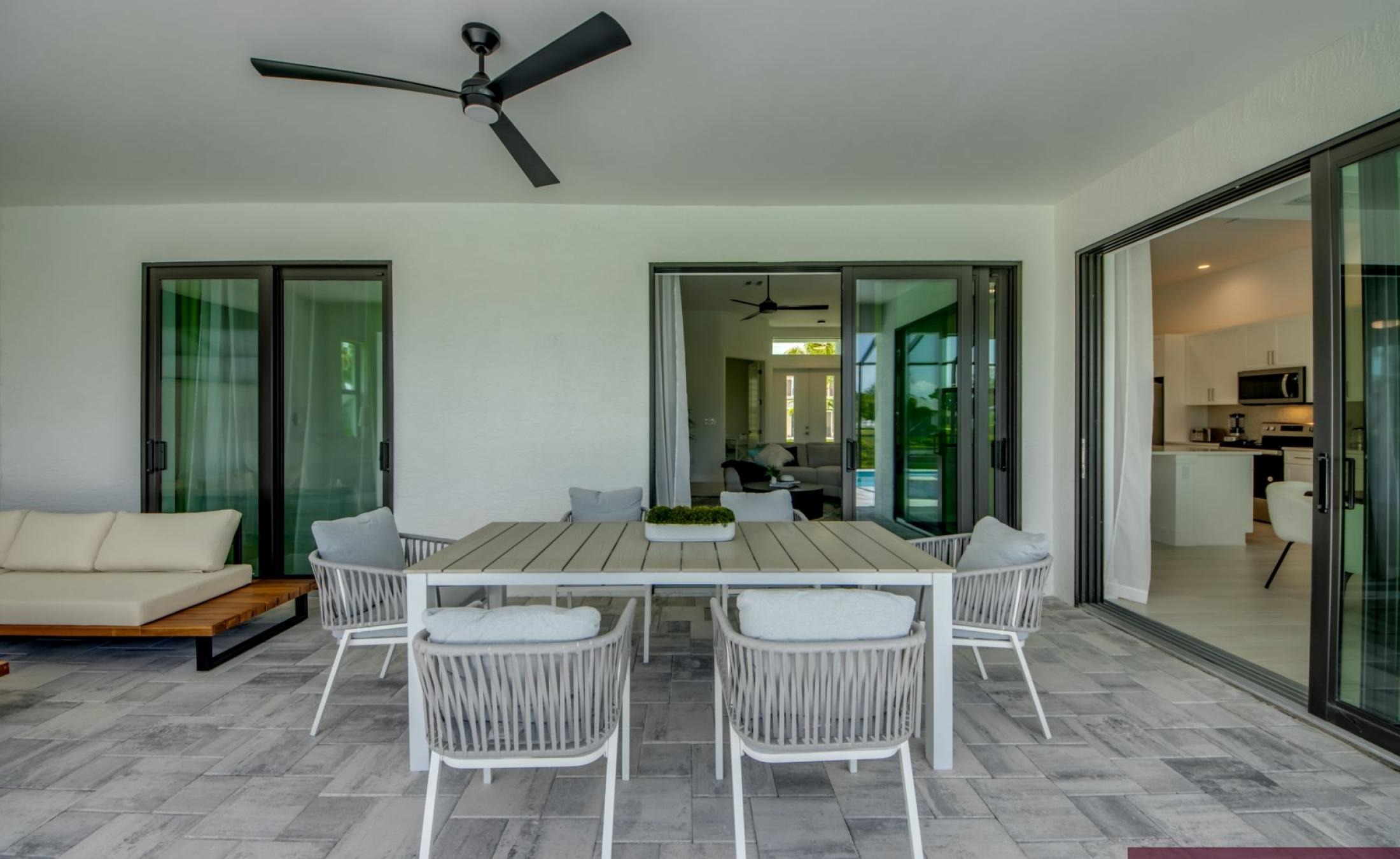 Südseitige Poolterrasse mit Blick auf den Frischwasserkanal.