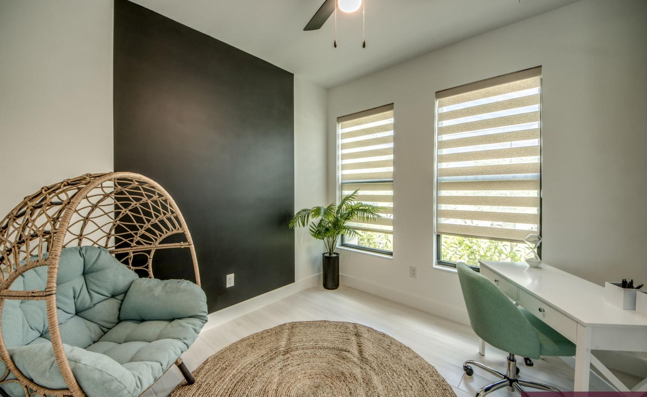 Sonnige Poolterrasse in Südlage mit Blick auf den Frischwasserkanal.