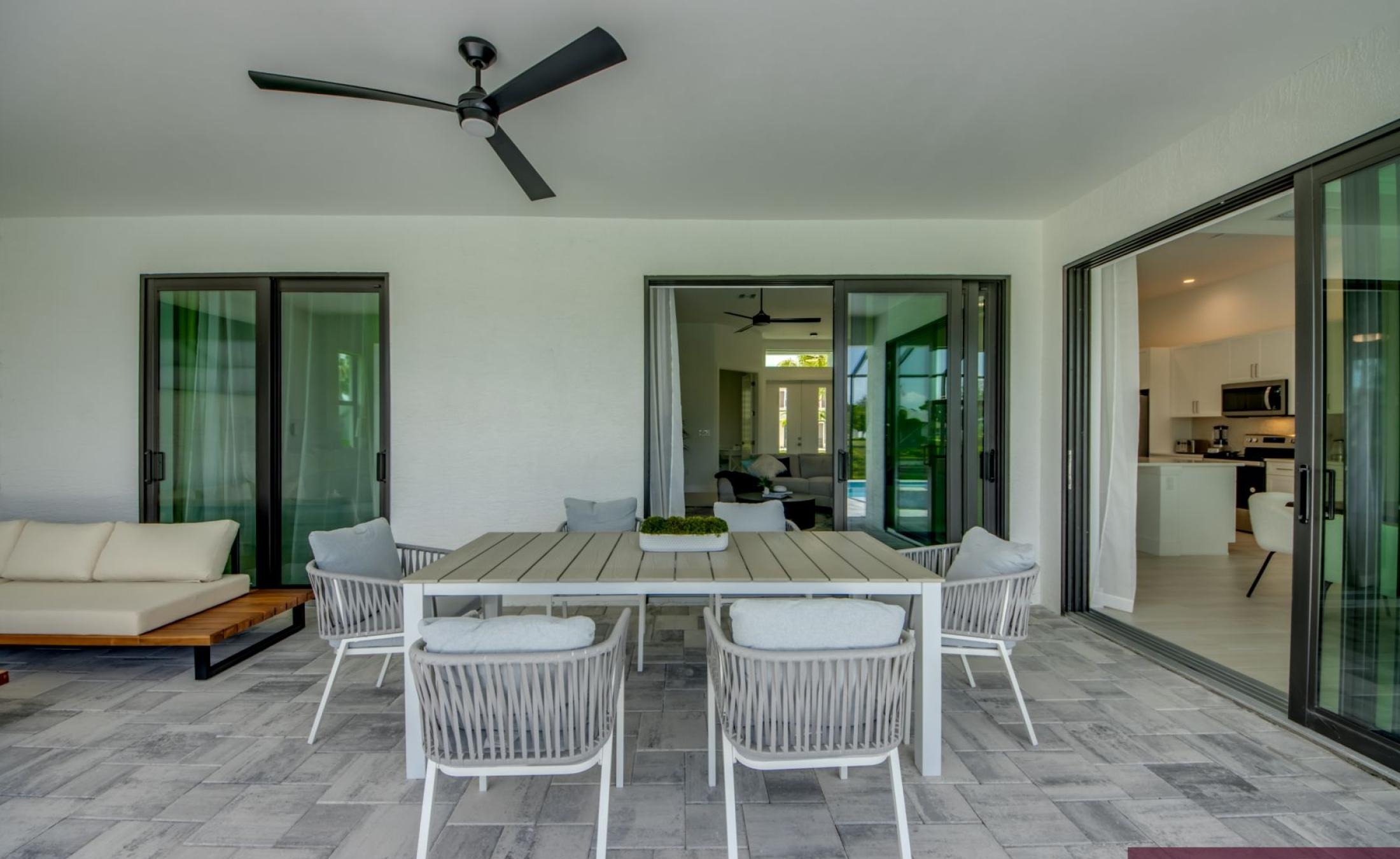 Südseitige Poolterrasse mit beheiztem Pool und Whirlpool am Frischwasserkanal.