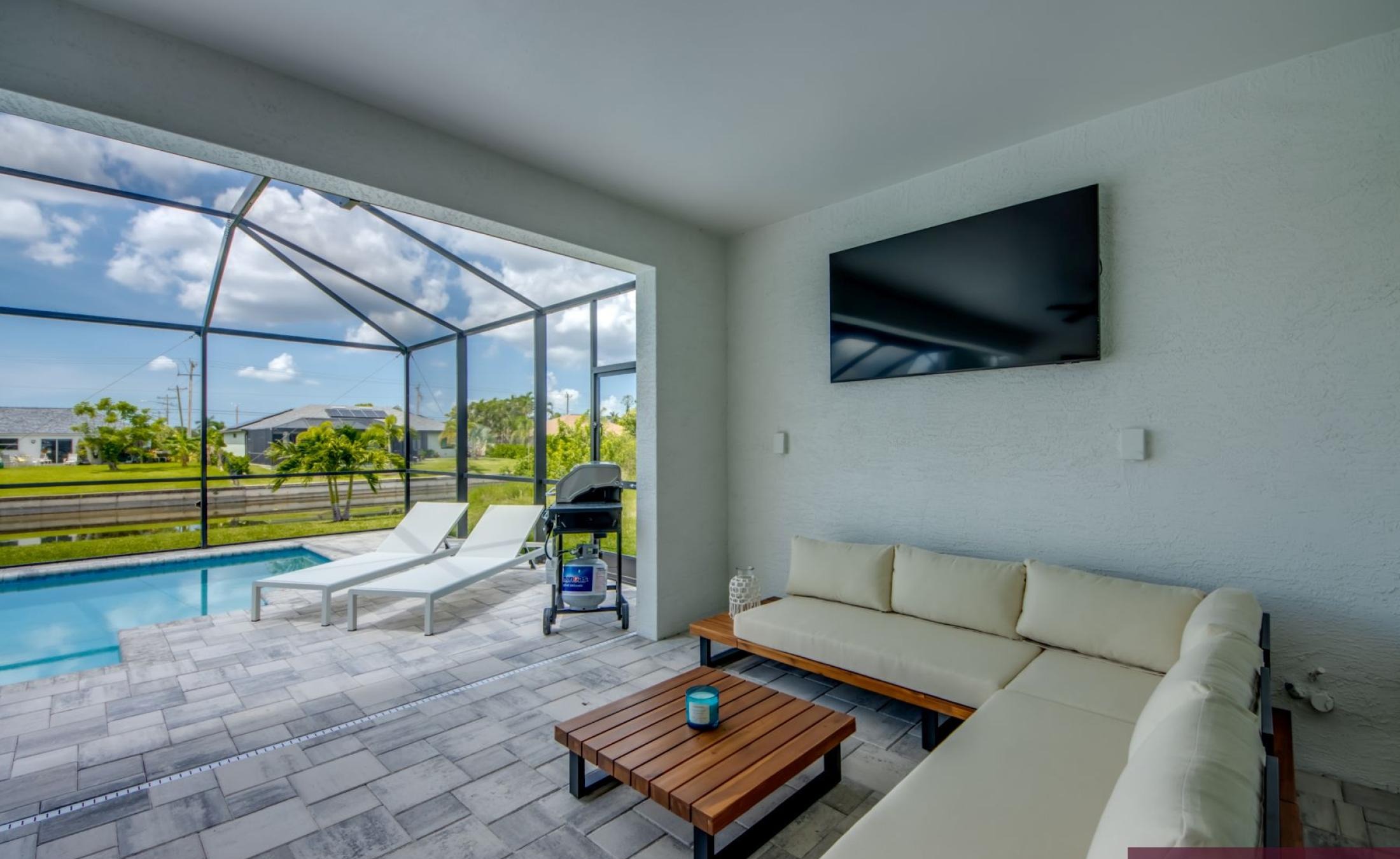 Südlich ausgerichteter Poolbereich mit beheiztem Pool, Whirlpool und Blick auf den Frischwasserkanal.