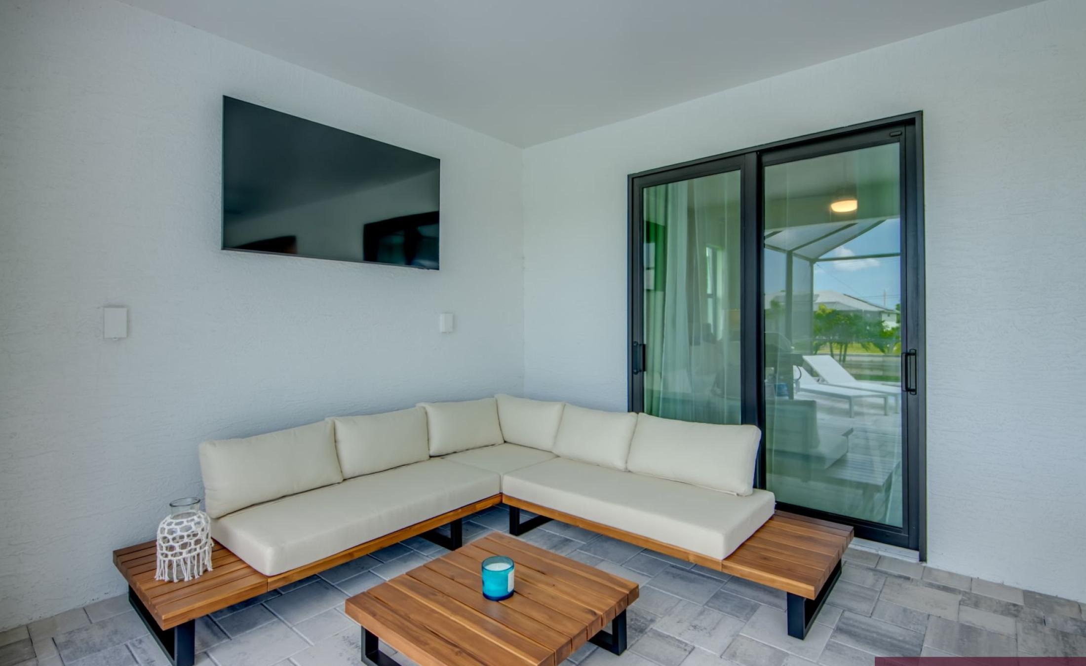 Südseitige Poolterrasse mit Blick auf den Frischwasserkanal