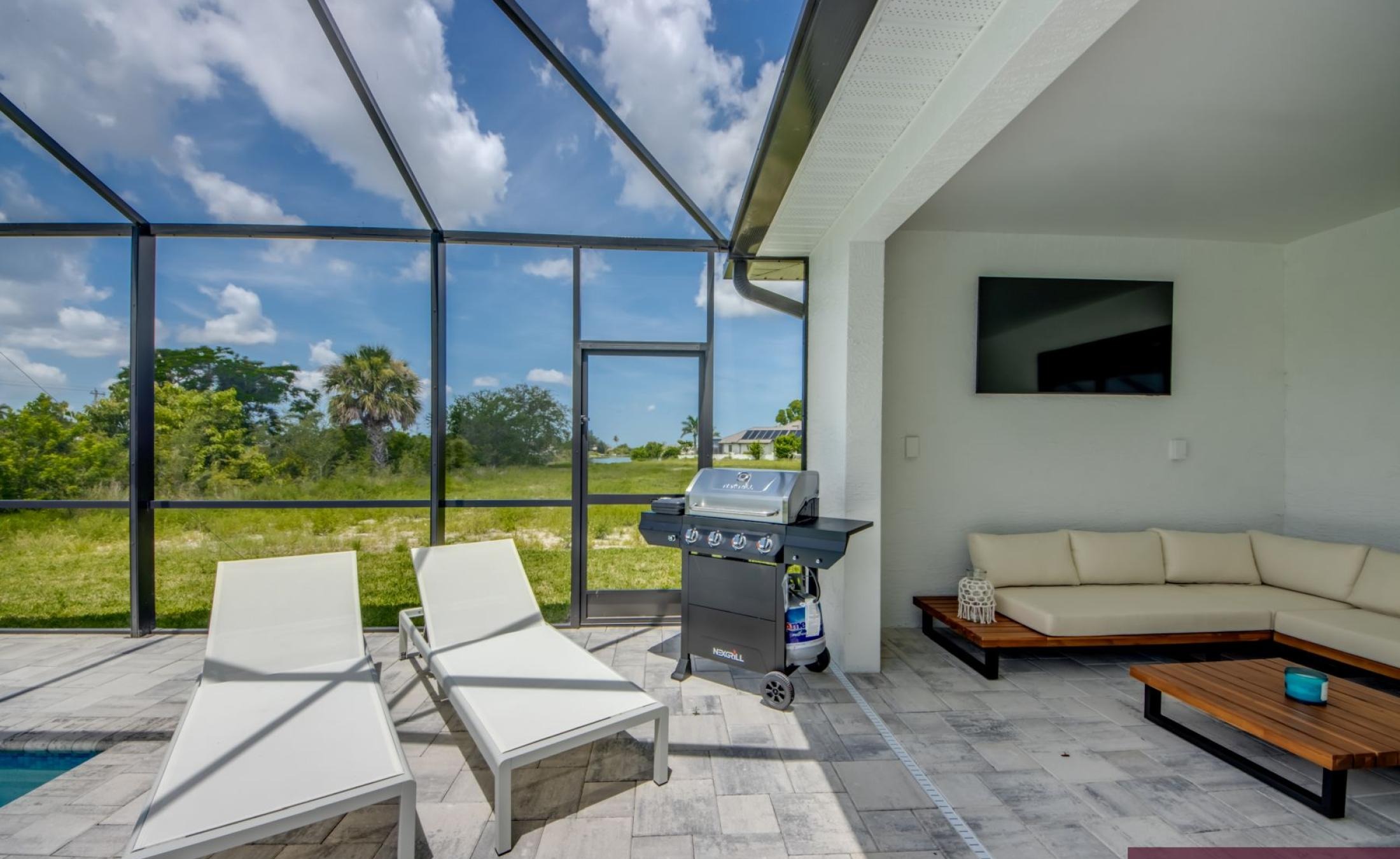 Sonnige Poolterrasse mit Blick auf den Frischwasserkanal.