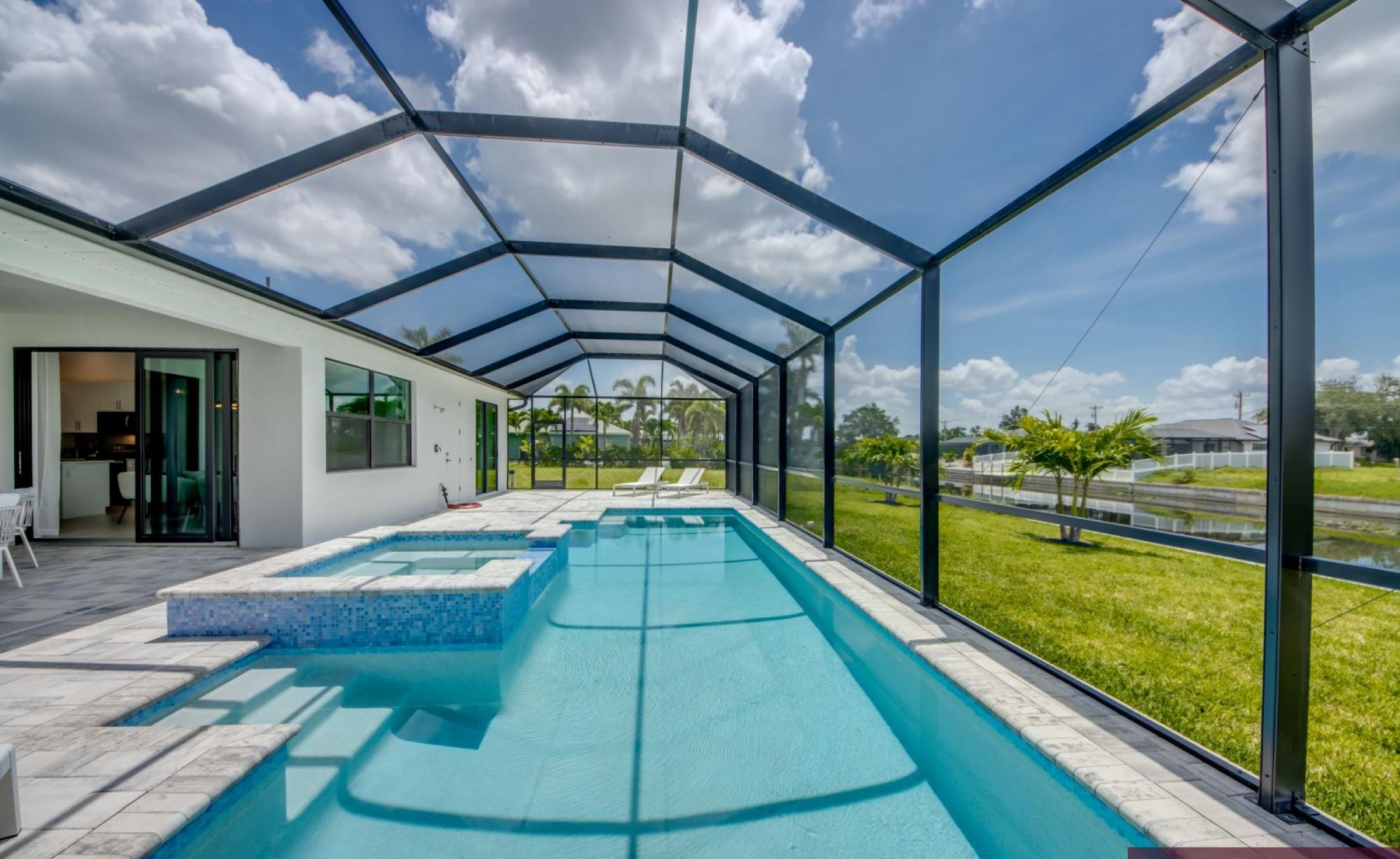 Sonnige Poolterrasse mit Blick auf den Frischwasserkanal.