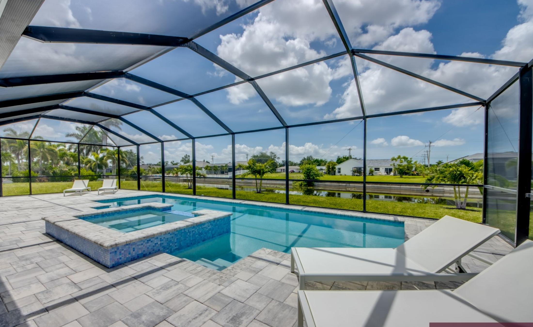 Beheizter Pool und Whirlpool auf der Lanai mit Blick auf den Frischwasserkanal.