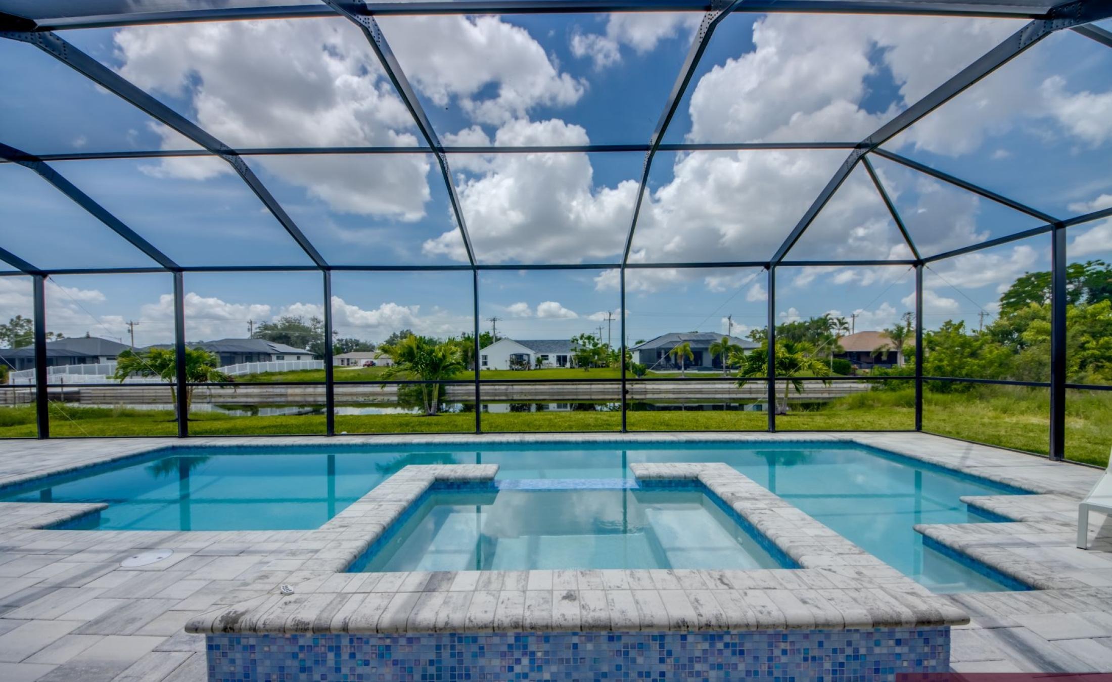 Sonnige Poolterrasse mit beheiztem Pool und Whirlpool am Frischwasserkanal.