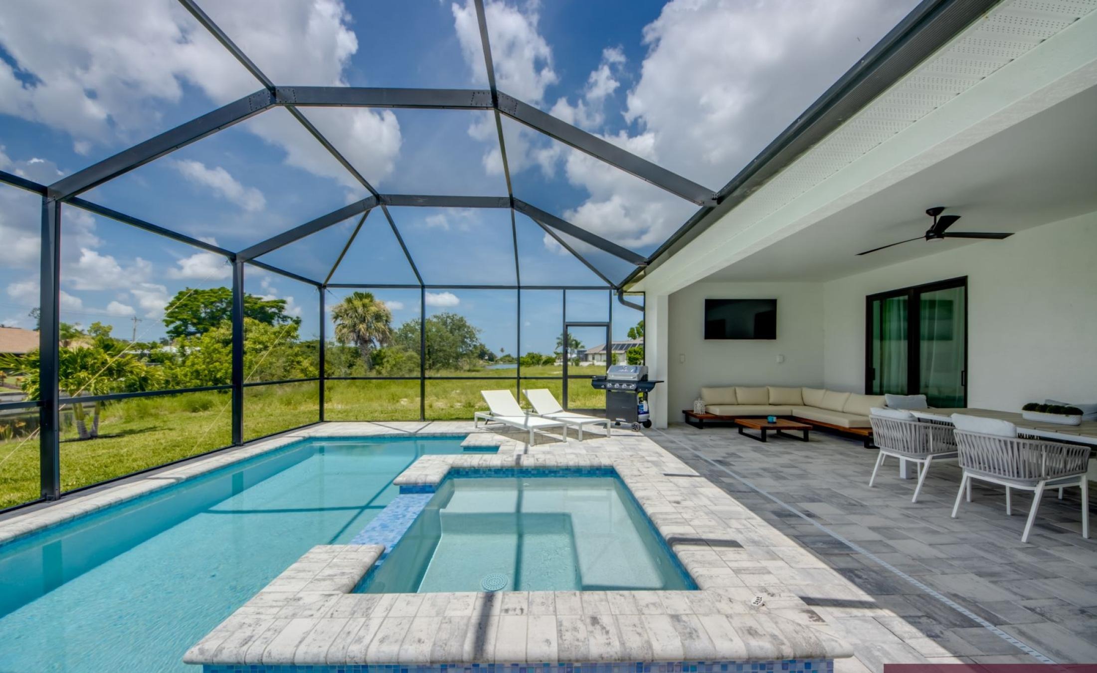 Südseitige Poolterrasse mit Blick auf den Frischwasserkanal.
