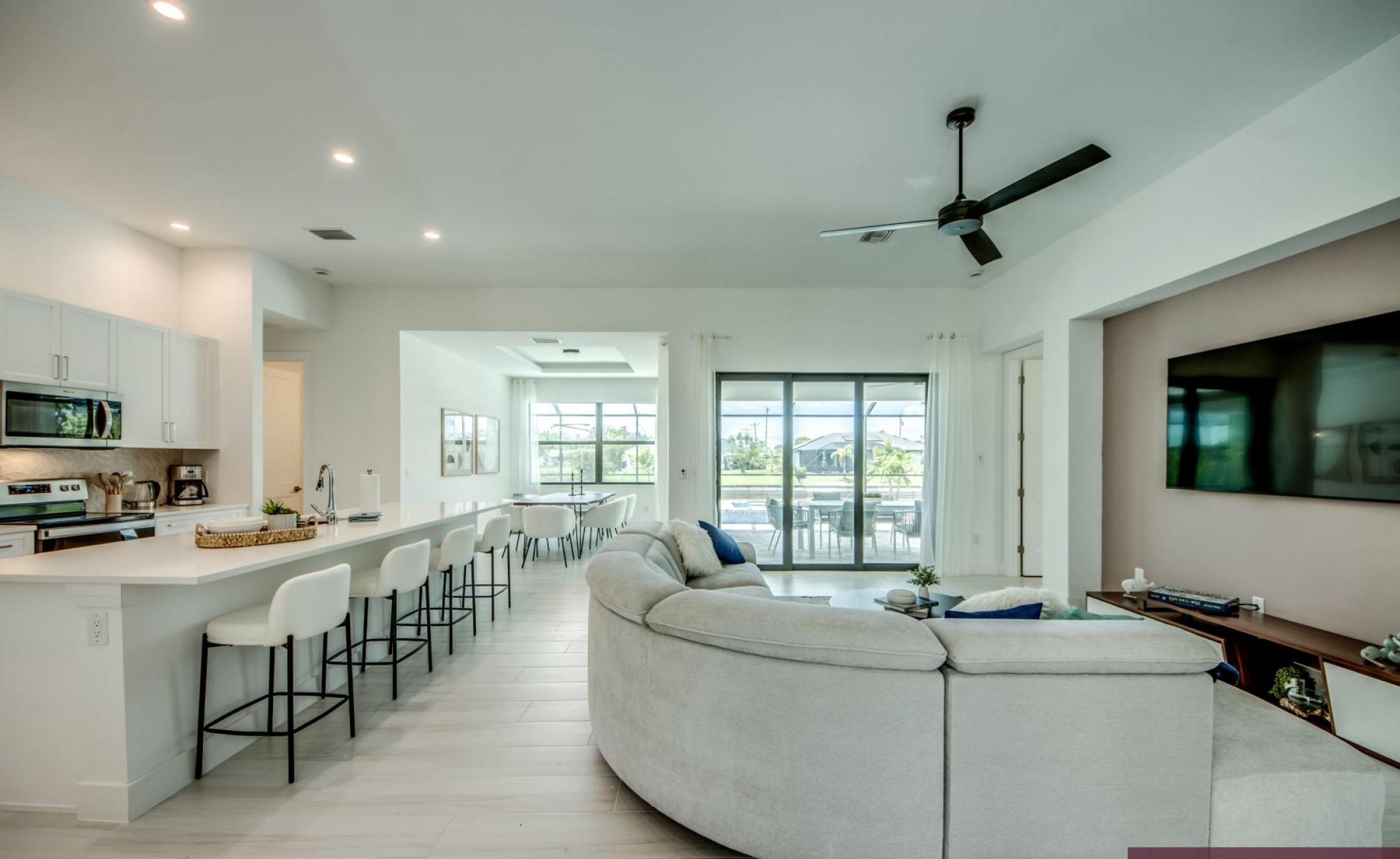 Sonnige Poolterrasse mit Blick auf den Frischwasserkanal.