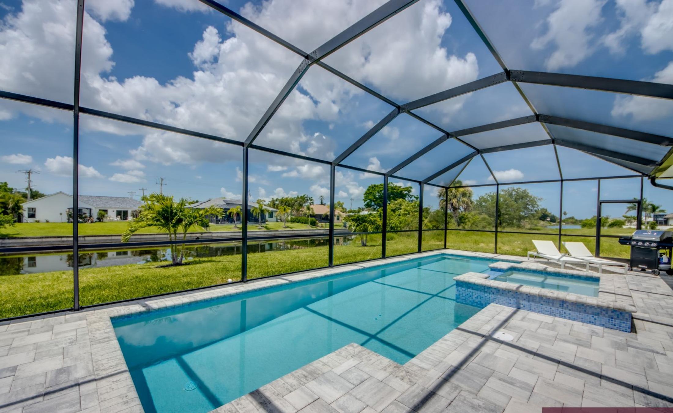 Südseitige Poolterrasse mit Blick auf den Frischwasserkanal.