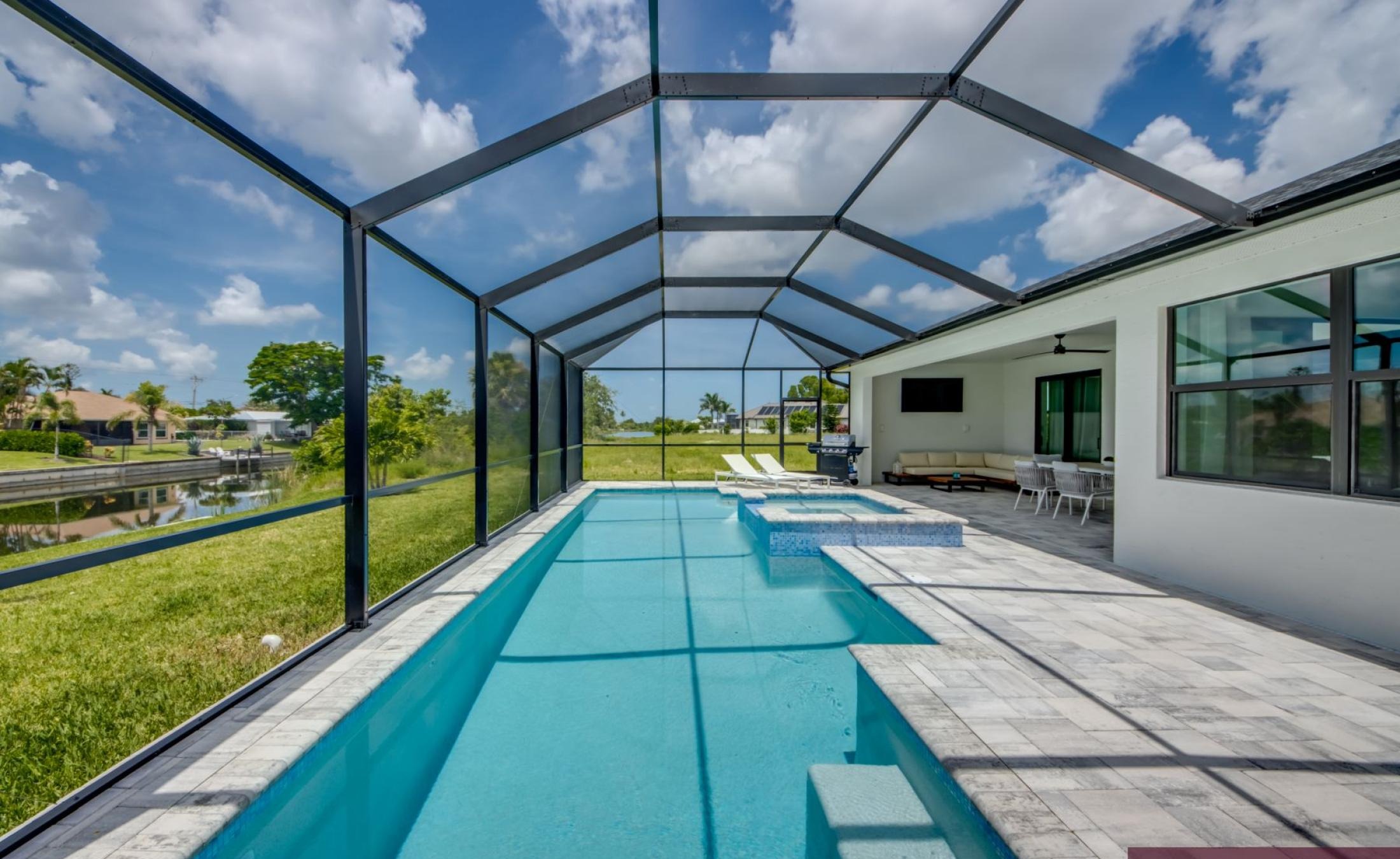 Beheizter Pool und Whirlpool auf der Lanai mit Blick auf den Frischwasserkanal.