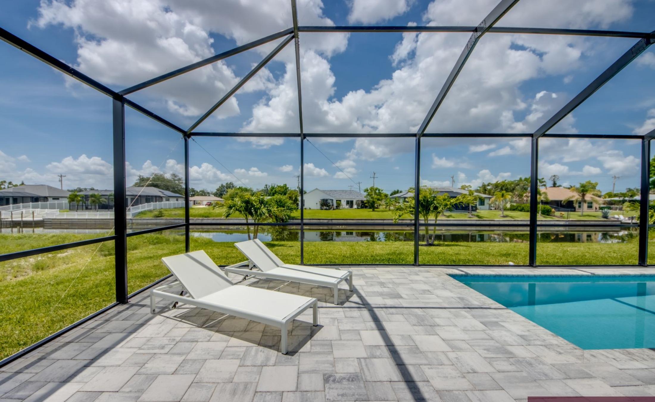 Sonnige Poolterrasse in Südlage mit Blick auf den Frischwasserkanal.