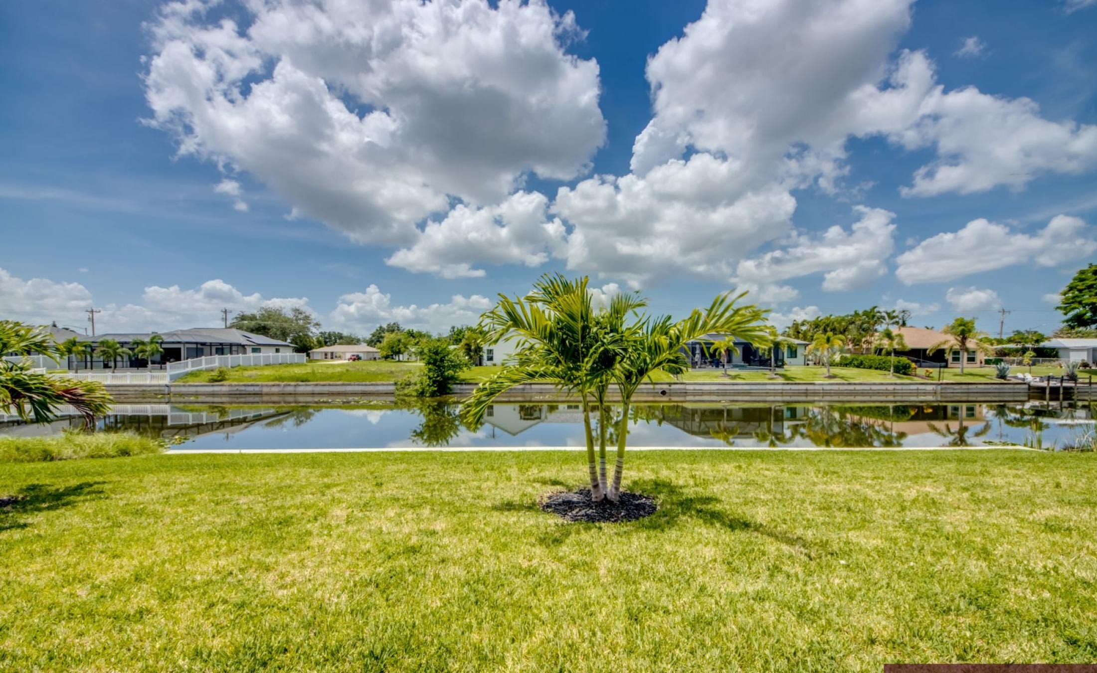 Südseitige Poolterrasse mit Blick auf den Frischwasserkanal.