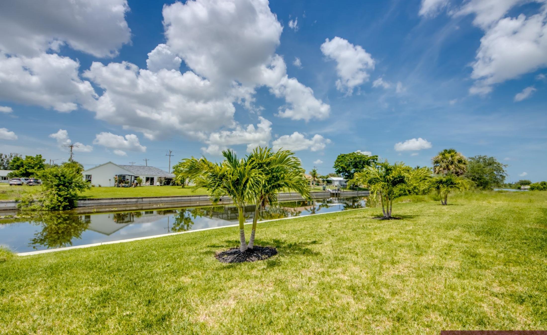 Sonnige Poolterrasse mit Blick auf den Frischwasserkanal.