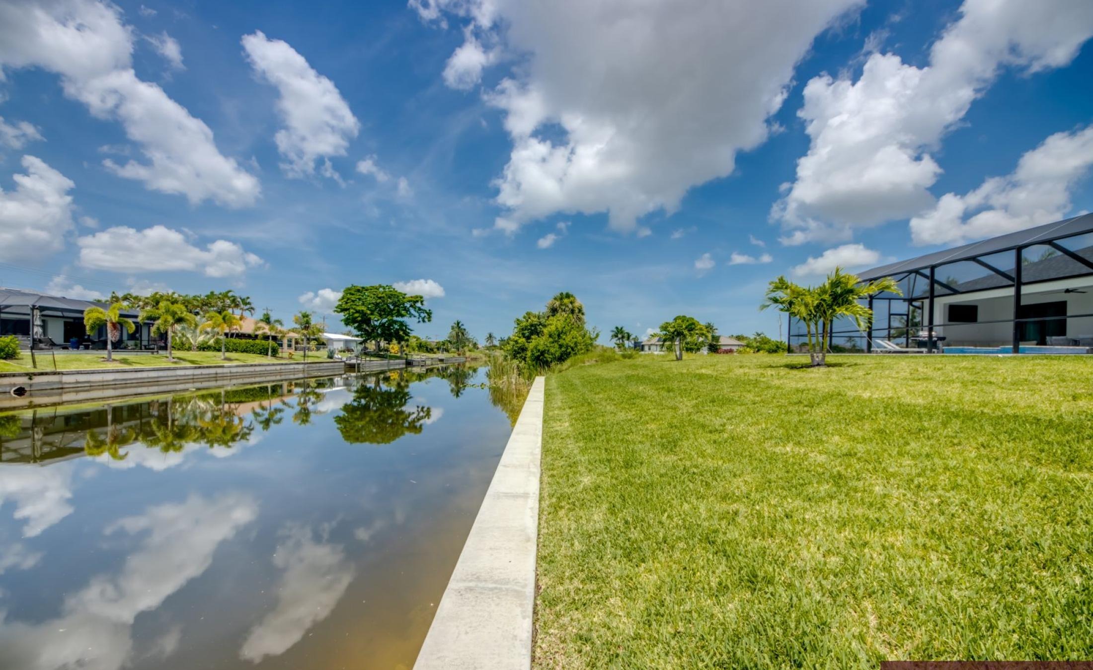 Südseitiger Poolbereich mit beheiztem Pool und Whirlpool am Frischwasserkanal.