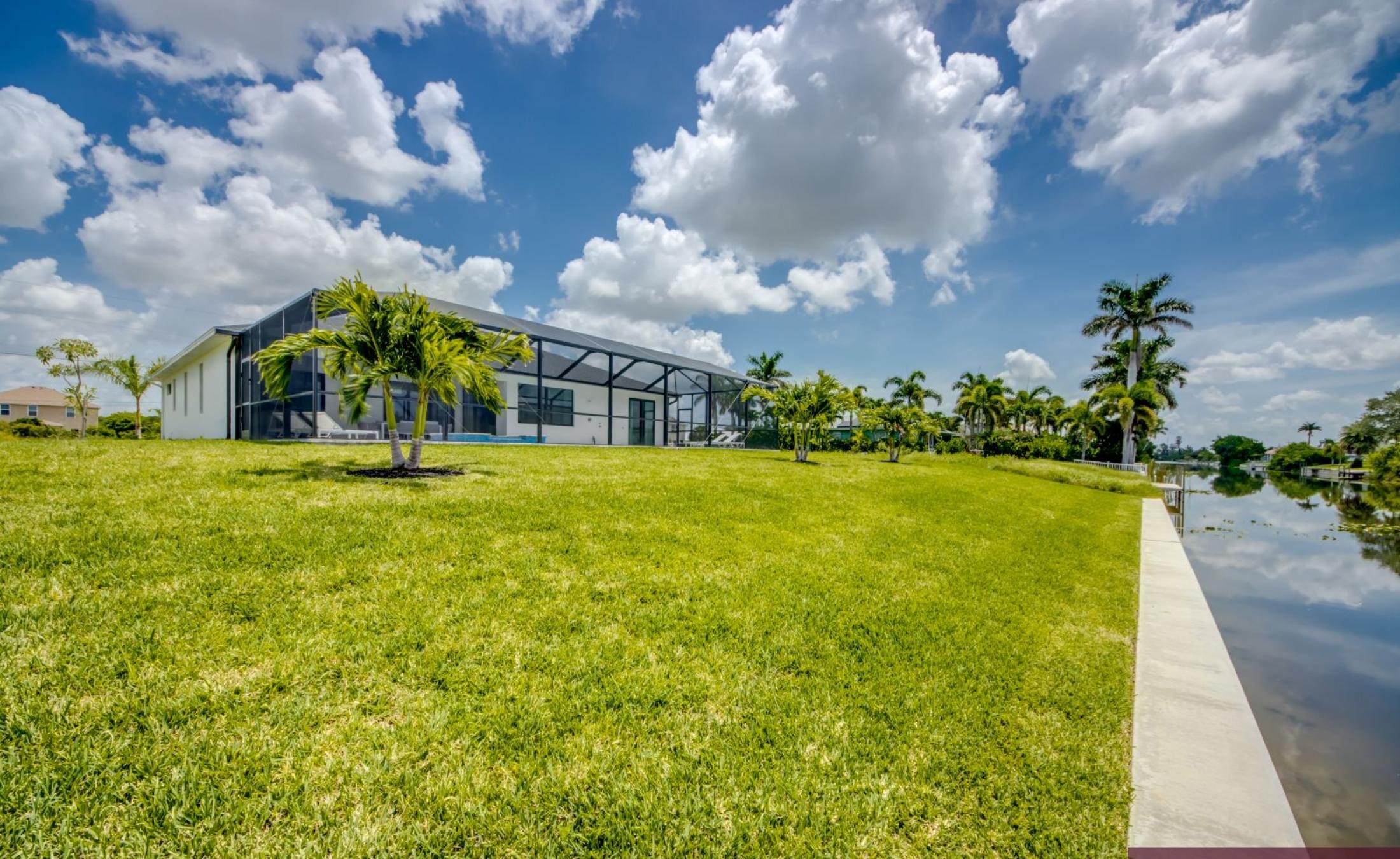 Sonnige Poolterrasse mit beheiztem Pool und Whirlpool am Frischwasserkanal.