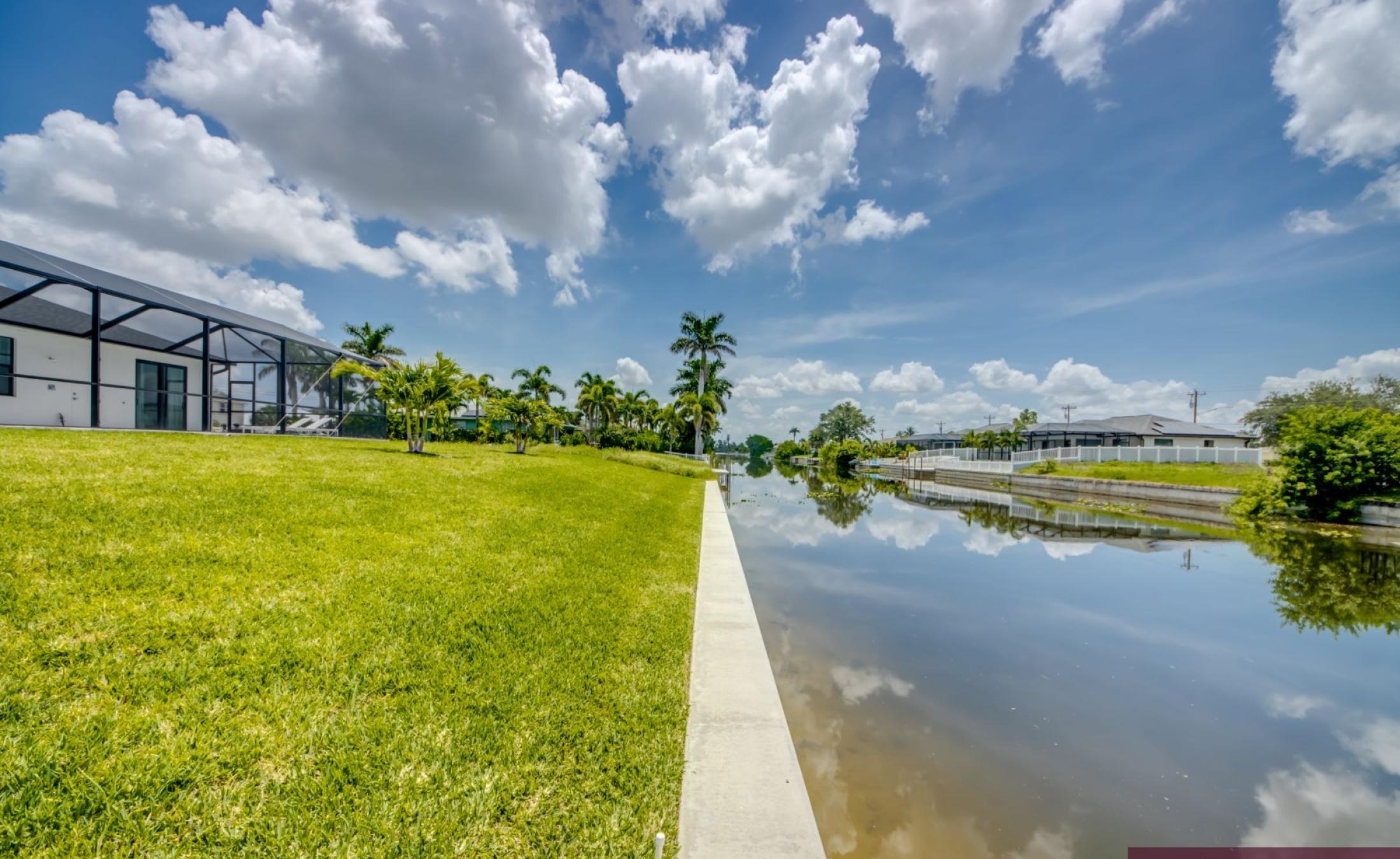 Sonnige Poolterrasse mit beheiztem Pool und Whirlpool am Frischwasserkanal.