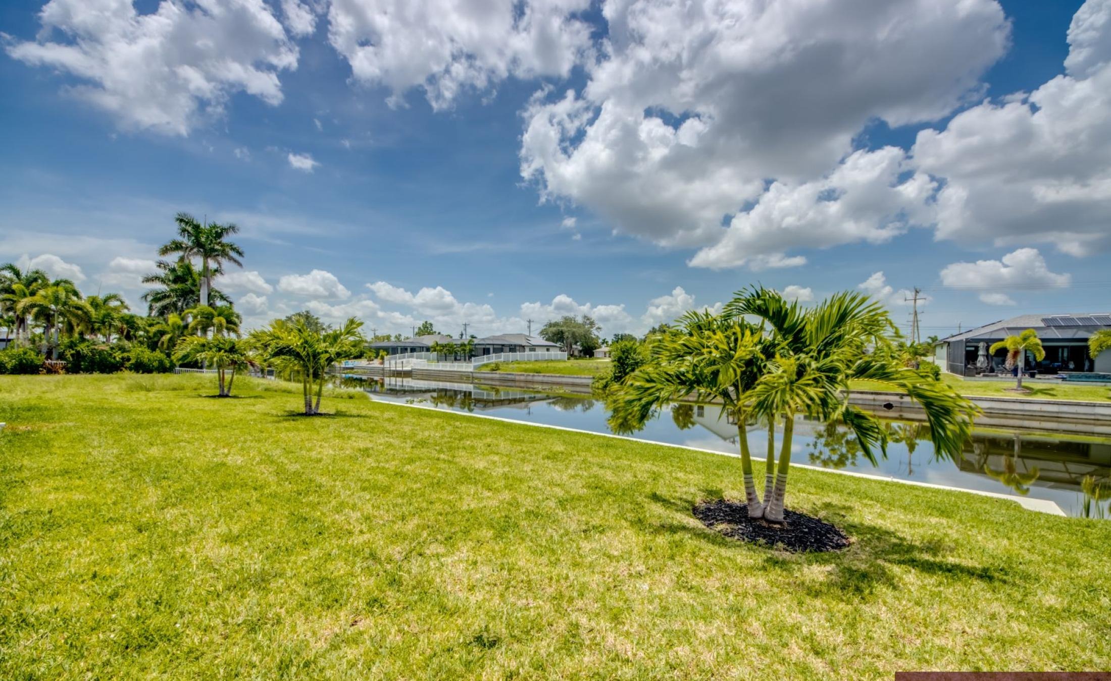 Südseitige Poolterrasse mit Blick auf den Frischwasserkanal.