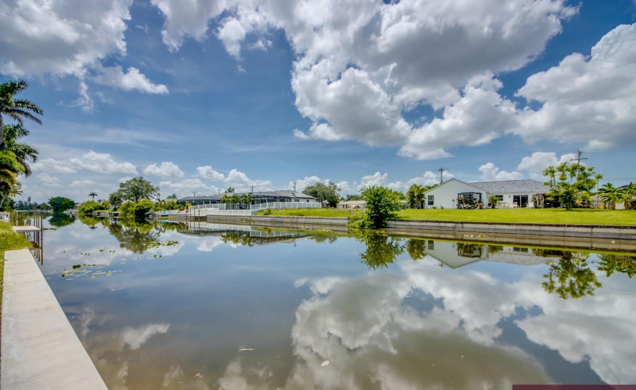 Sonnige Poolterrasse mit Blick auf den Frischwasserkanal.