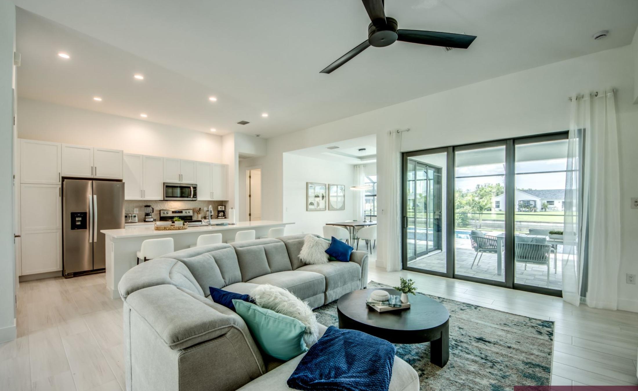 Sonnige Poolterrasse mit beheiztem Pool und Whirlpool am Frischwasserkanal.