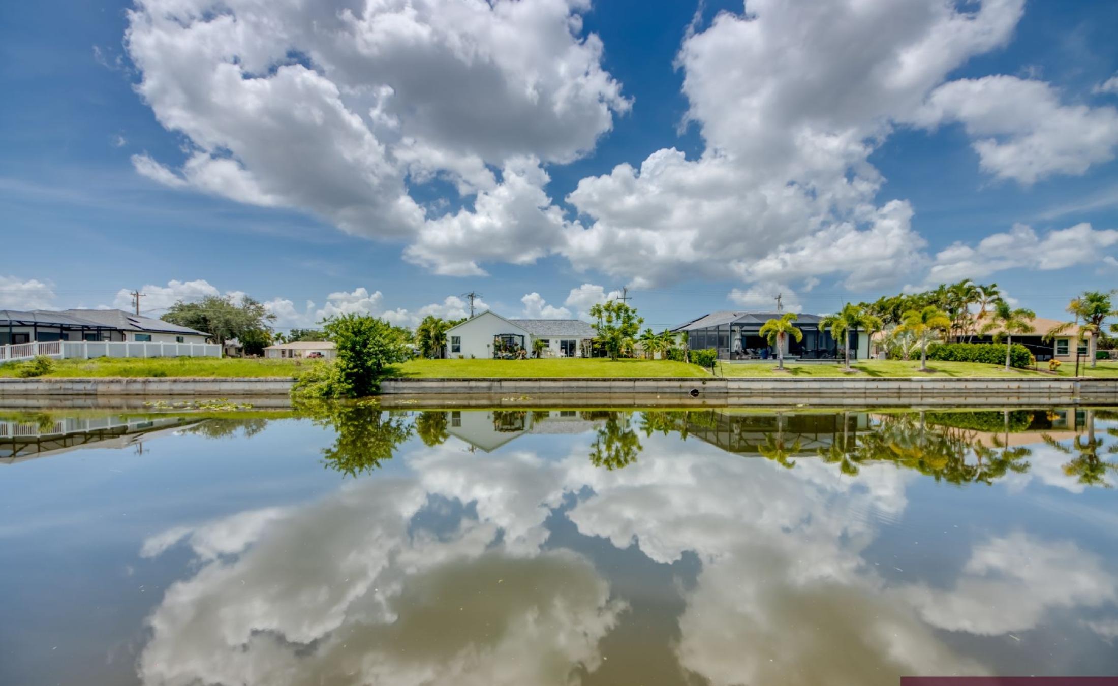 Südseitige Poolterrasse mit Blick auf den Frischwasserkanal.