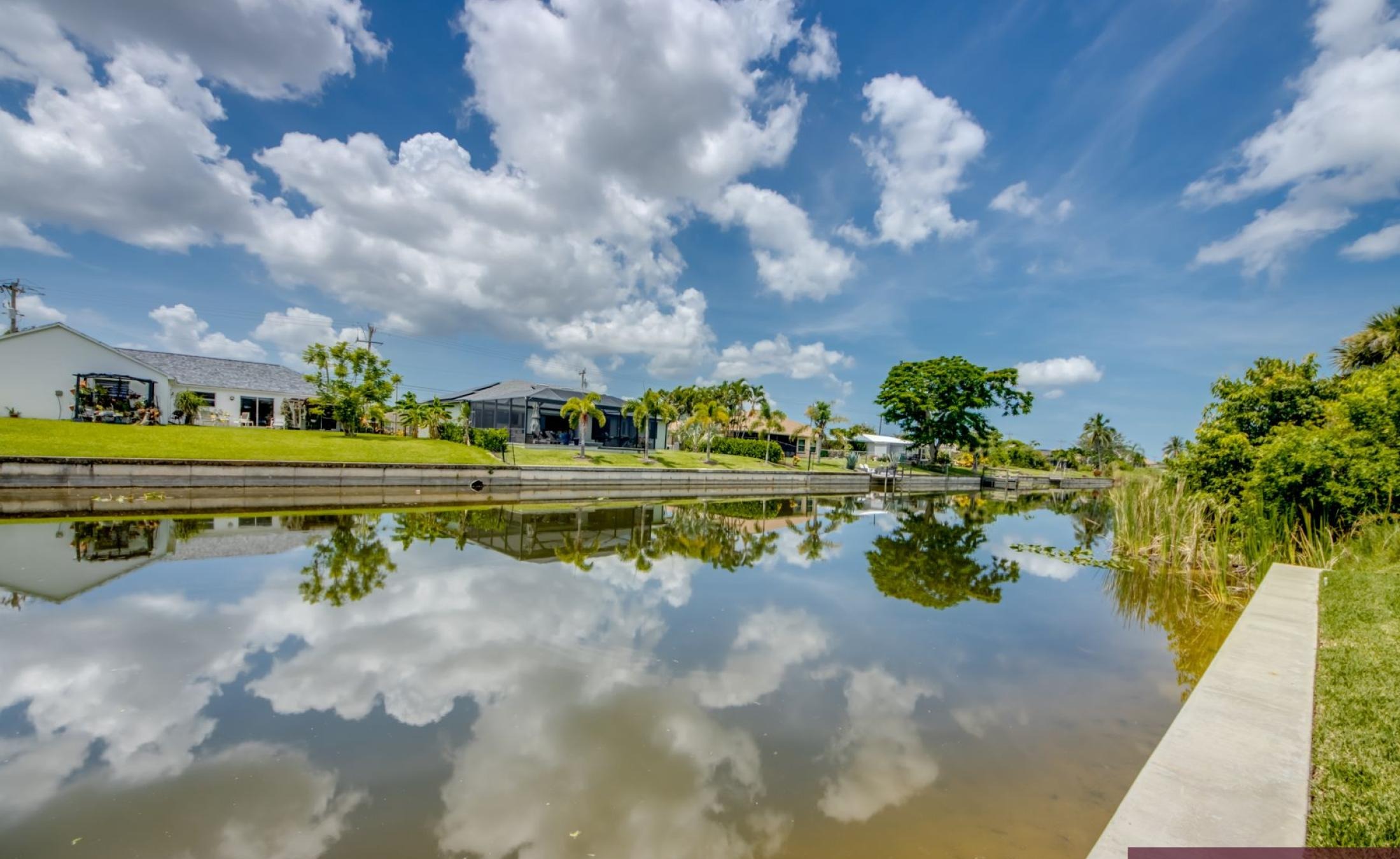 Sonnige Poolterrasse mit beheiztem Pool und Whirlpool am Frischwasserkanal.