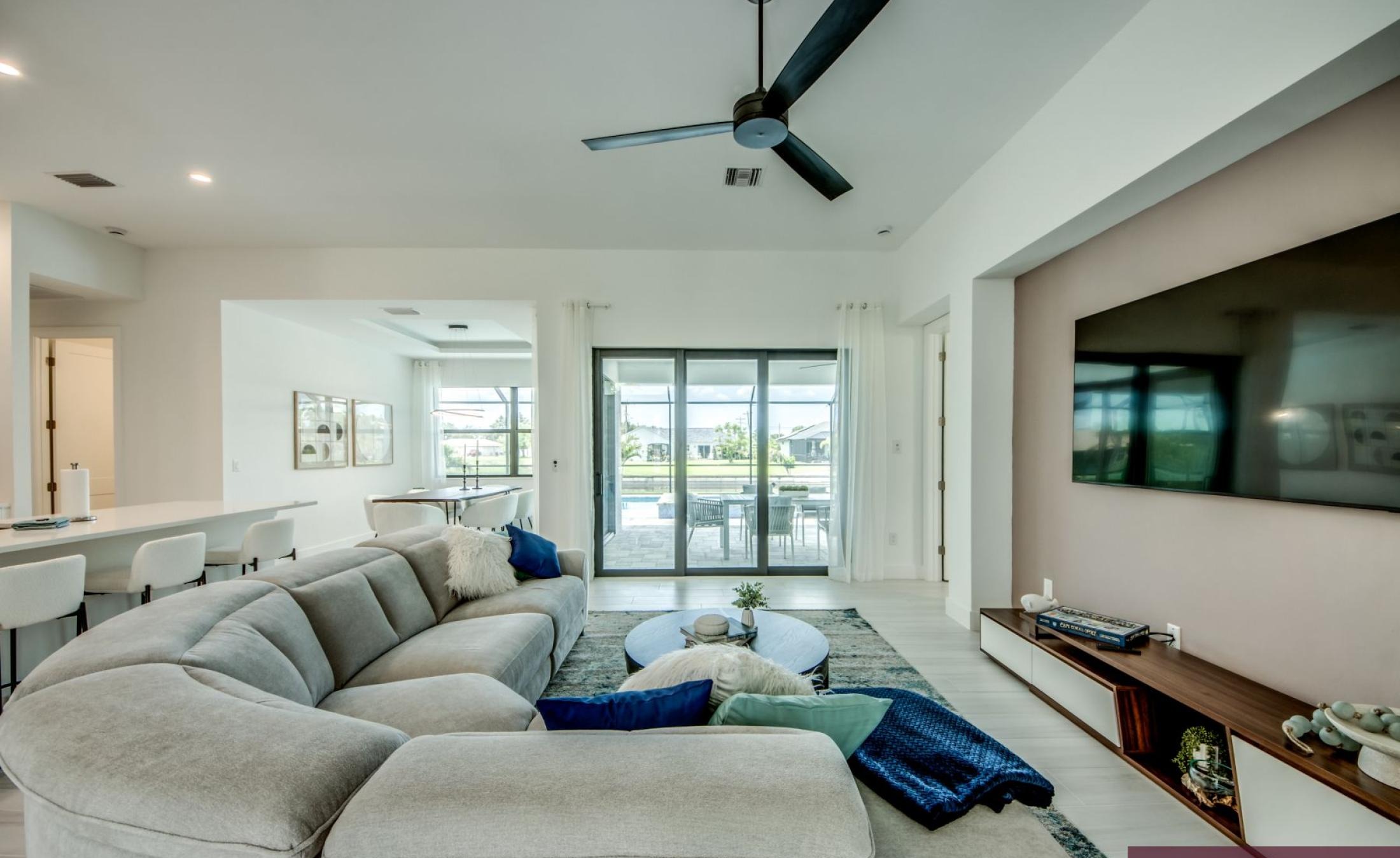 Sonnige Poolterrasse mit beheiztem Pool und Whirlpool am Frischwasserkanal.