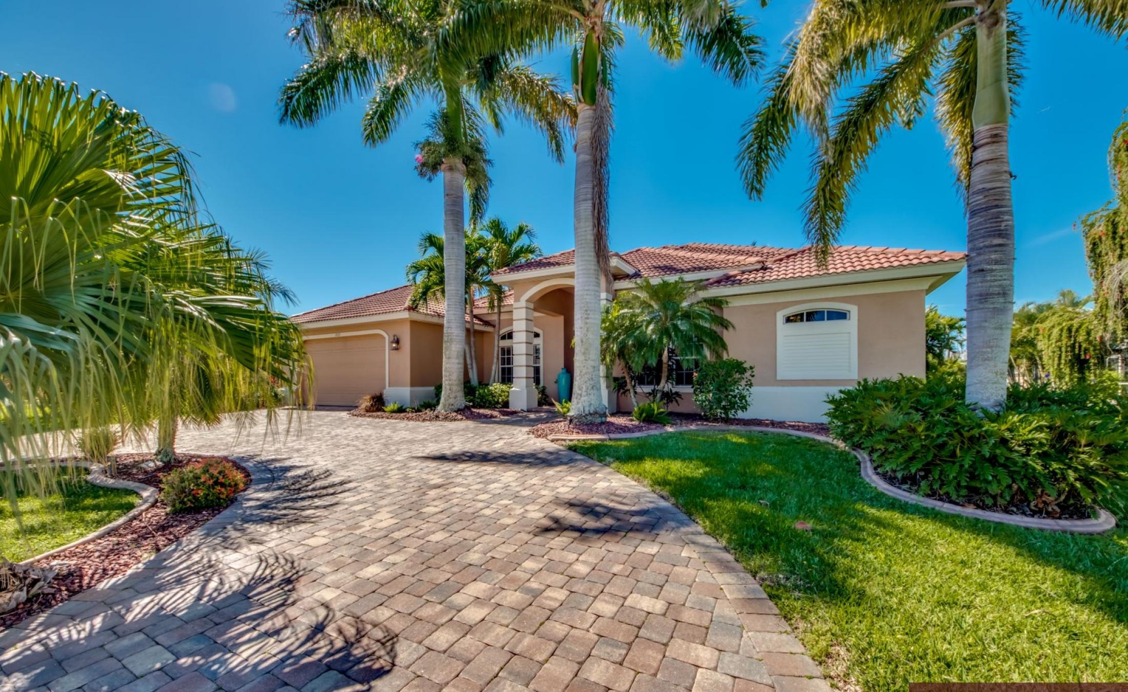 Moderne Villa am Kanal mit beheiztem Pool, Spa und privatem Bootsdock in Südlage.