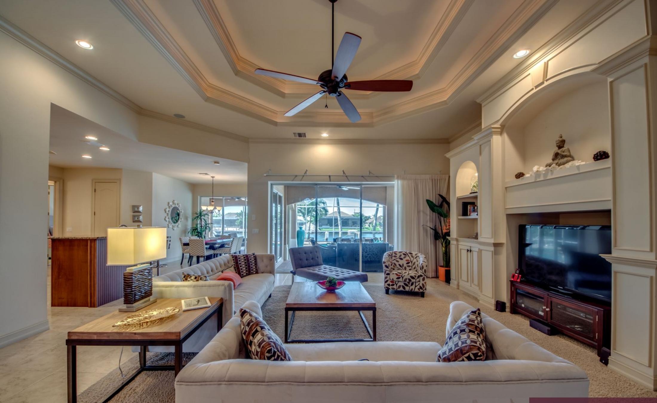 Moderne Villa am Kanal mit beheiztem Pool, Spa und privatem Bootsdock.